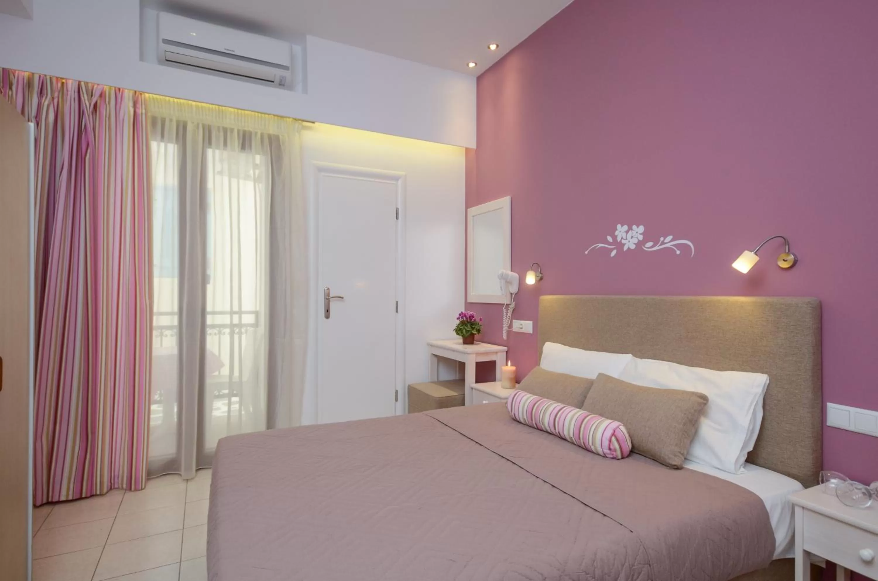 Photo of the whole room, Bed in Panormos Hotel and Studios