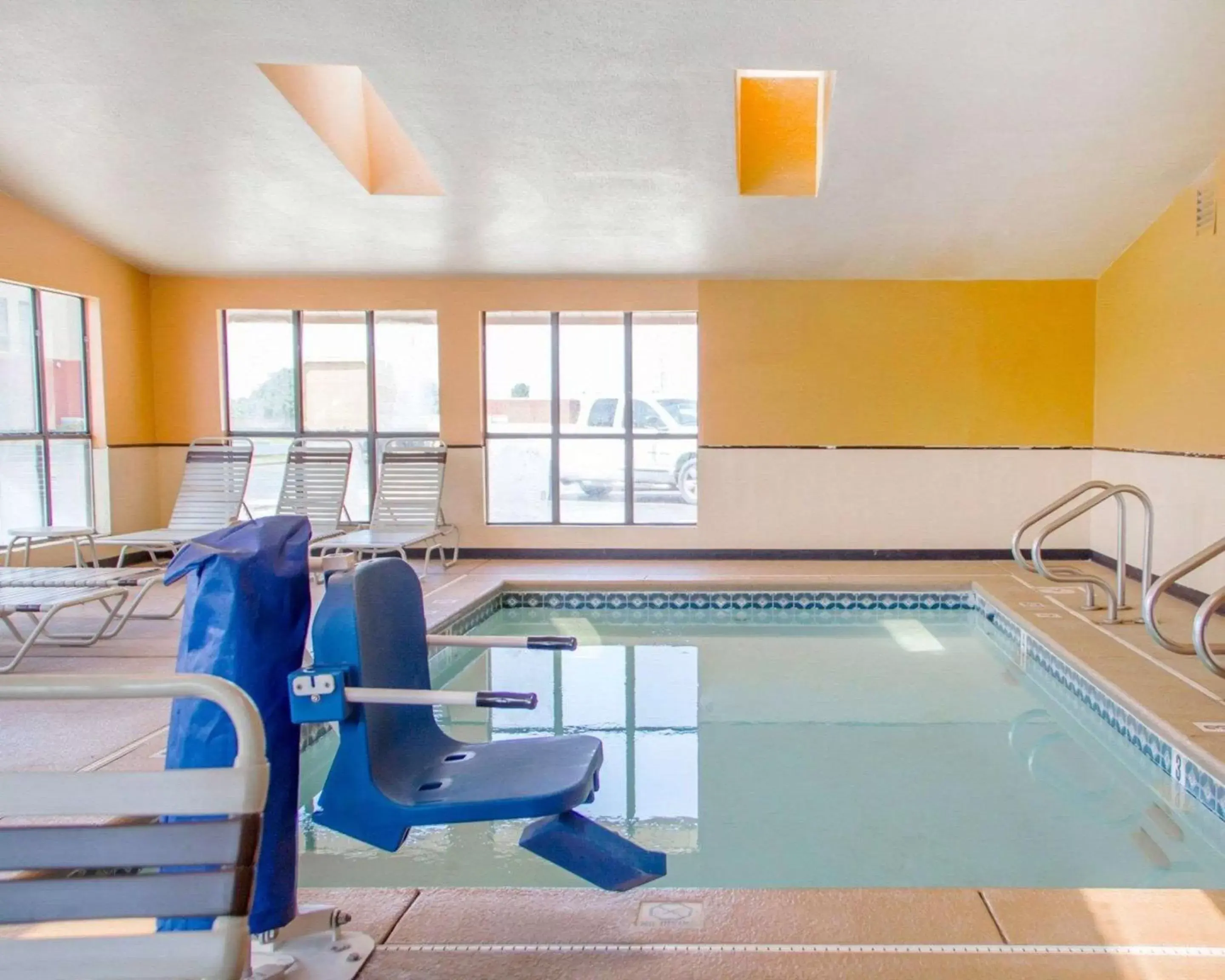 On site, Swimming Pool in Quality Inn Broken Arrow - Tulsa