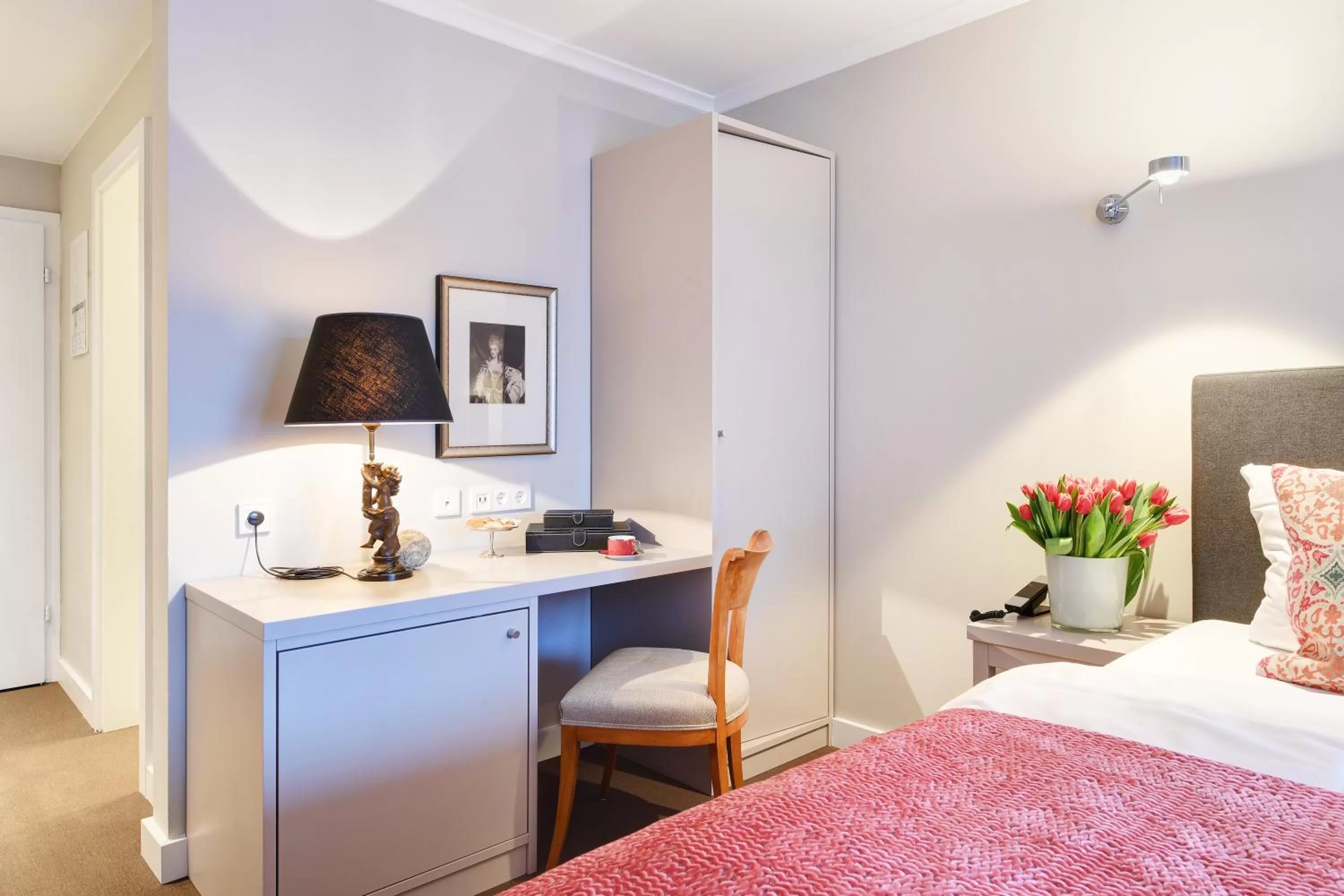 Seating area, Bed in Hotel Admiral