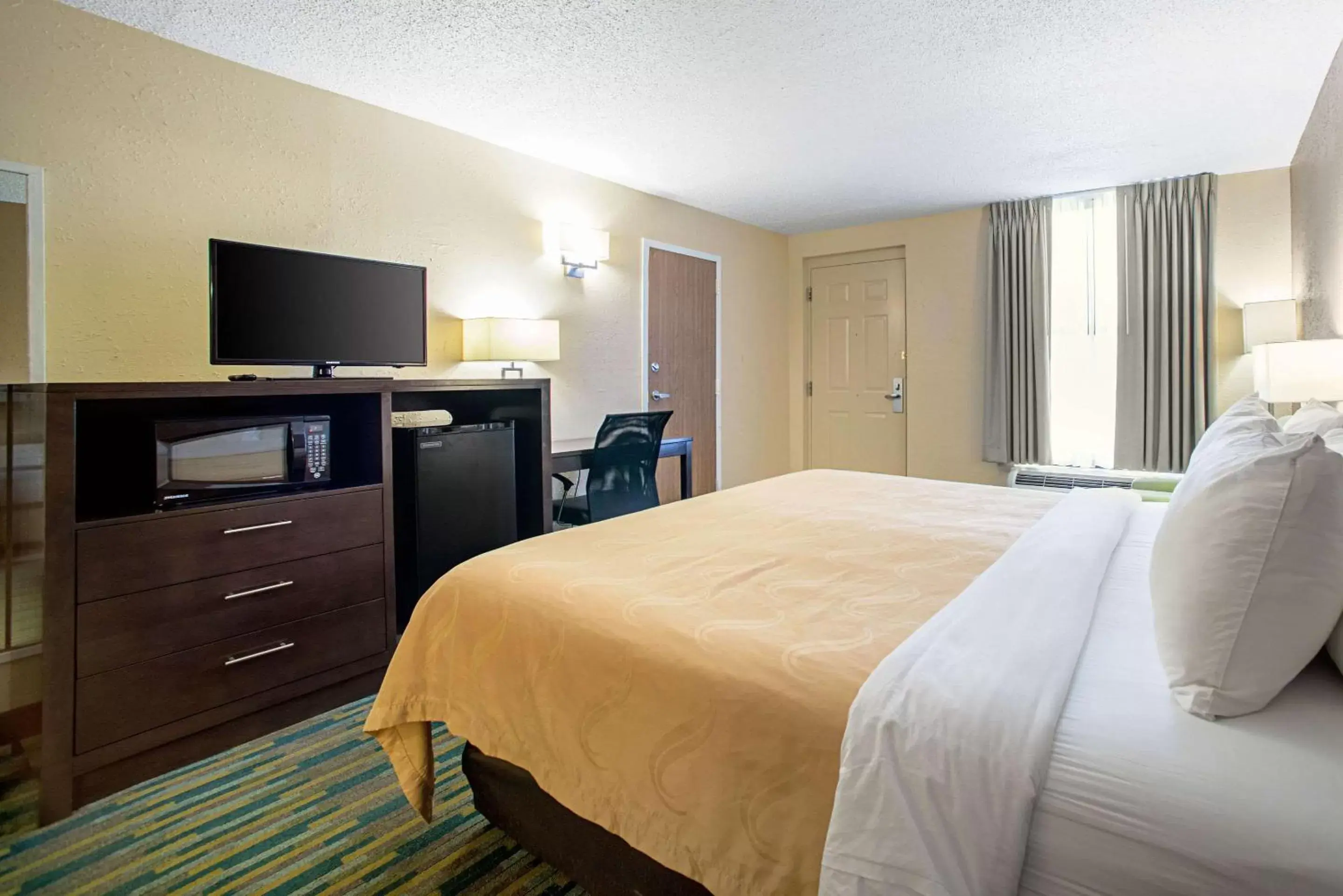 Photo of the whole room, Bed in Quality Inn Near Six Flags St. Louis