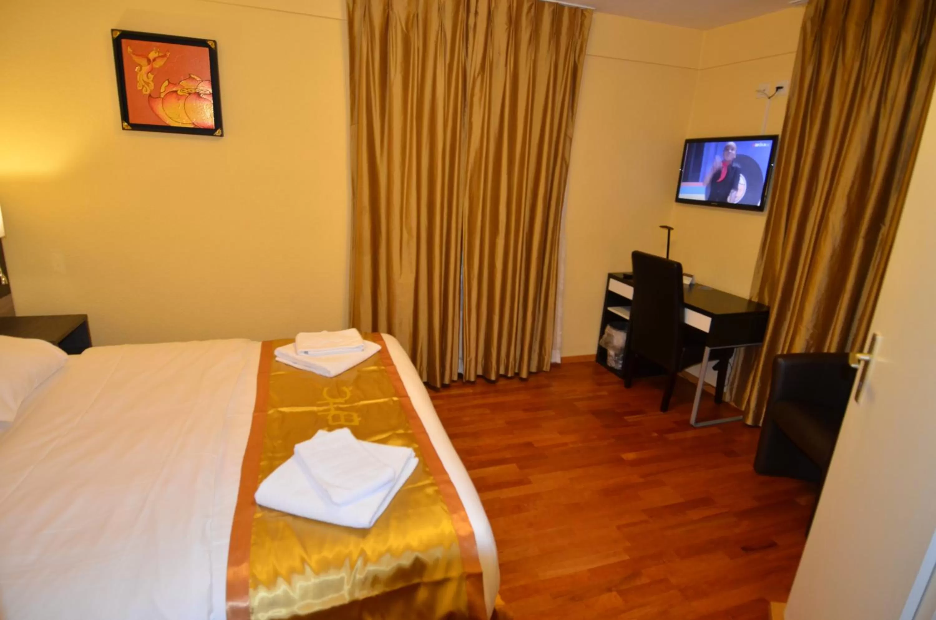 Photo of the whole room, Bed in Beausite