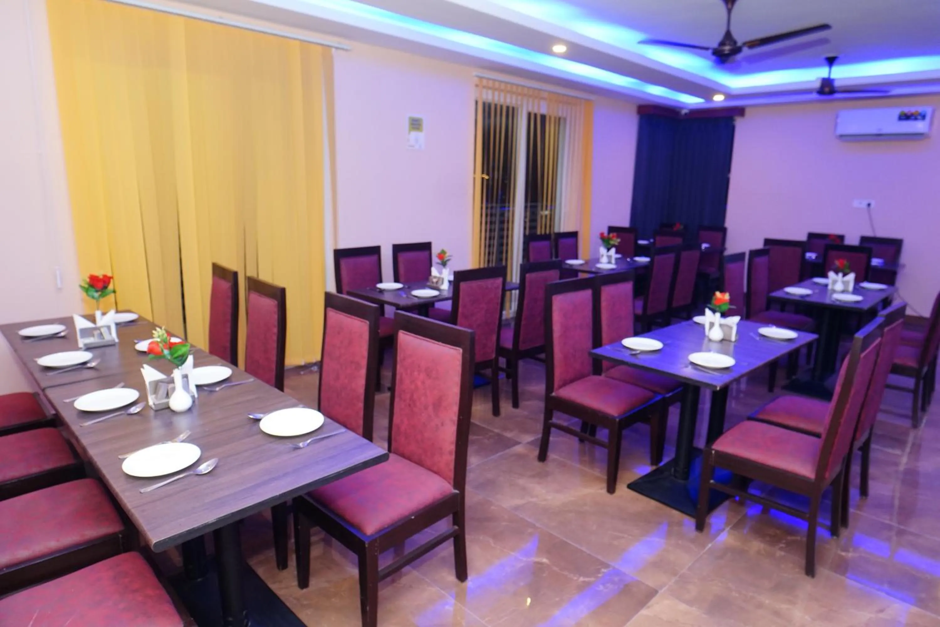 Restaurant/places to eat in ExpoMart Inn