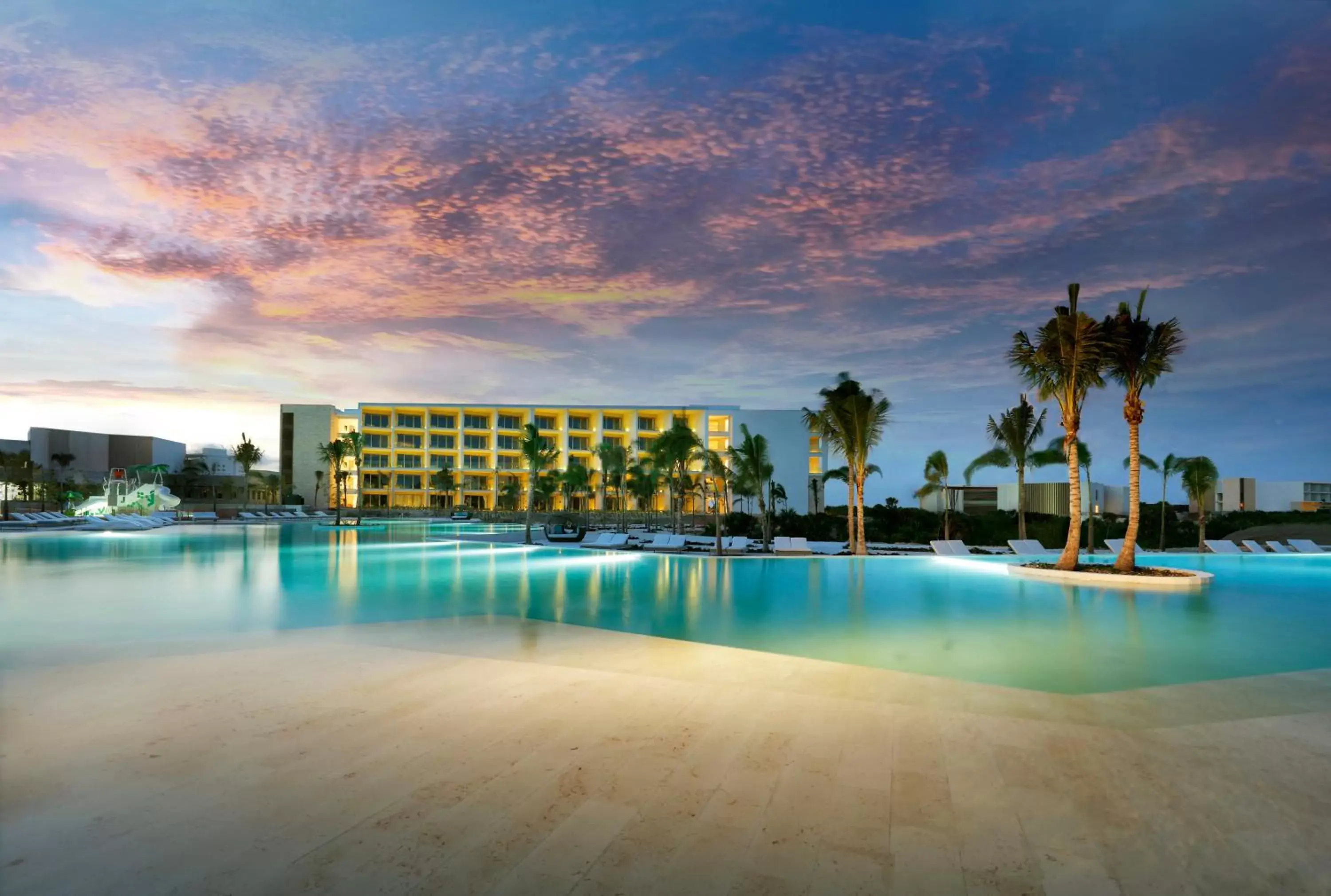 Property building, Swimming Pool in Grand Palladium Costa Mujeres Resort & Spa - All Inclusive