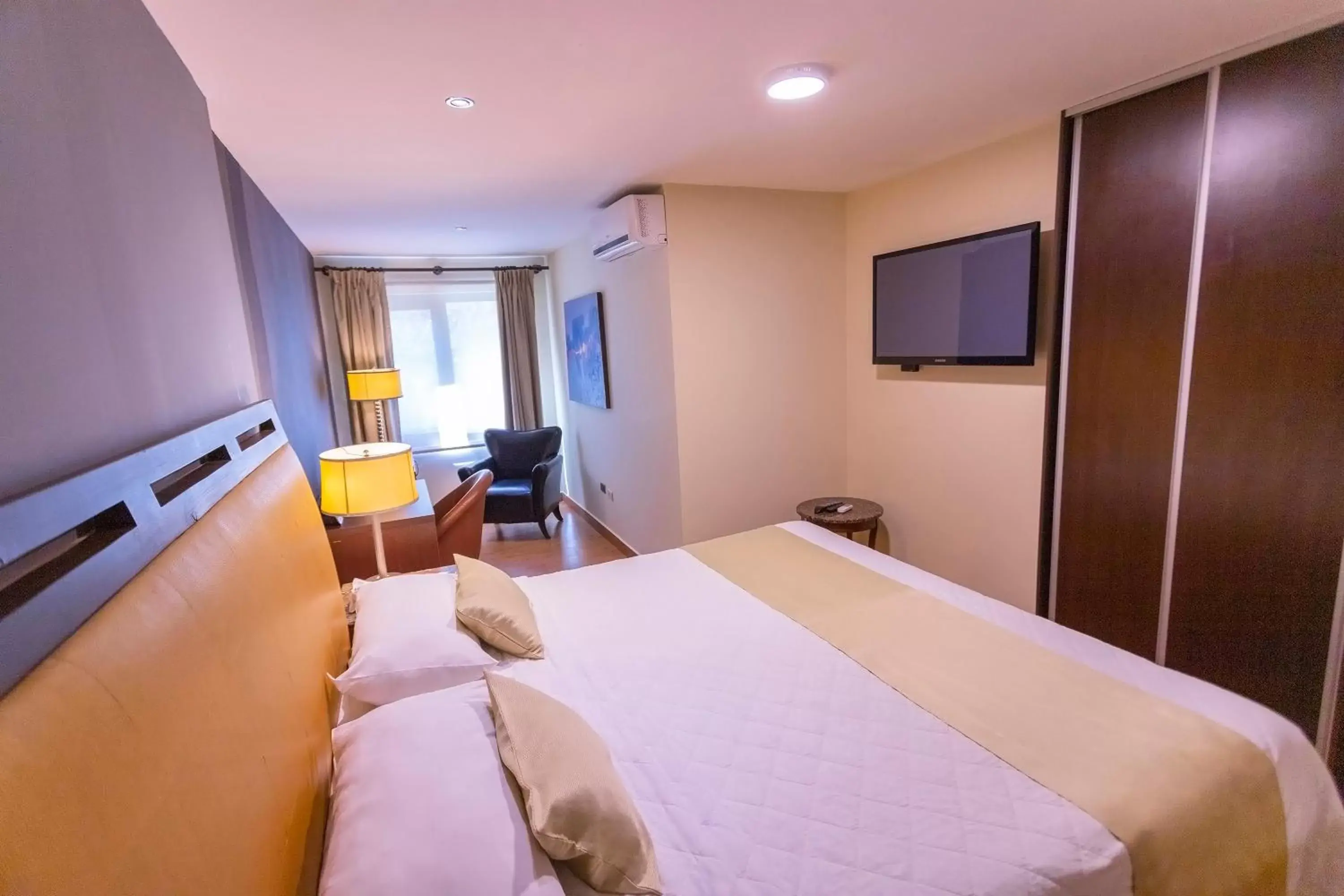 Bed, TV/Entertainment Center in Gran Hotel Cochabamba