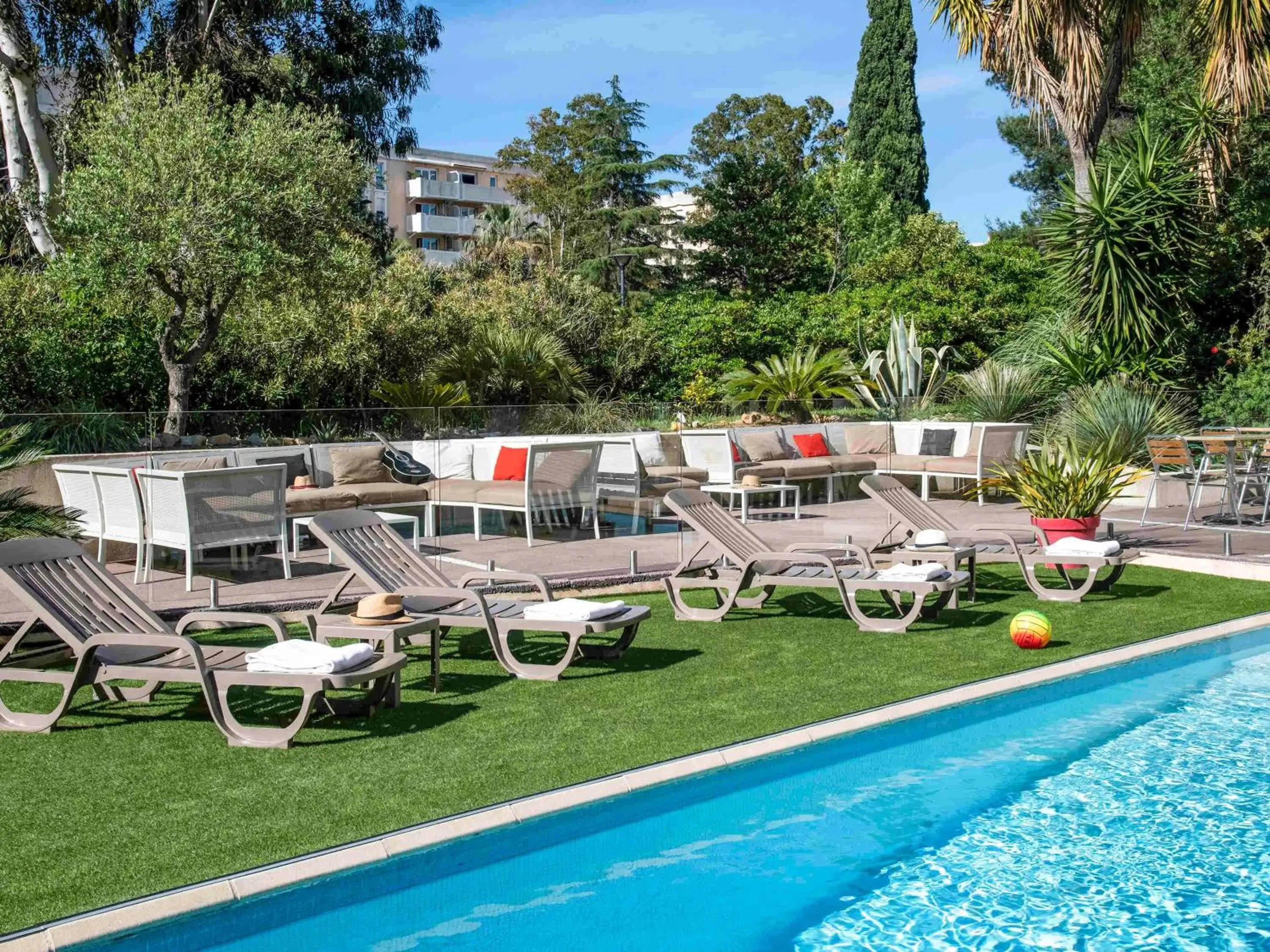 Property building, Swimming Pool in ibis Hyeres Centre