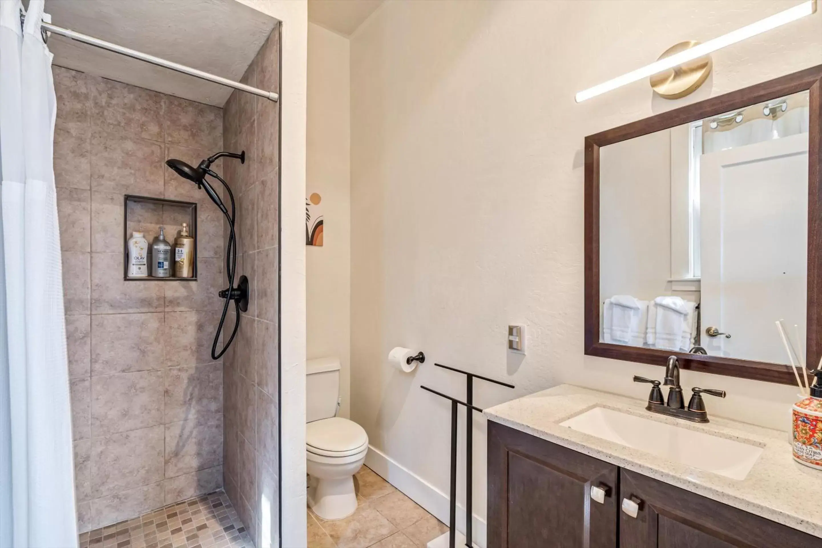 Bathroom in Cinnamon Bear Creekside Inn