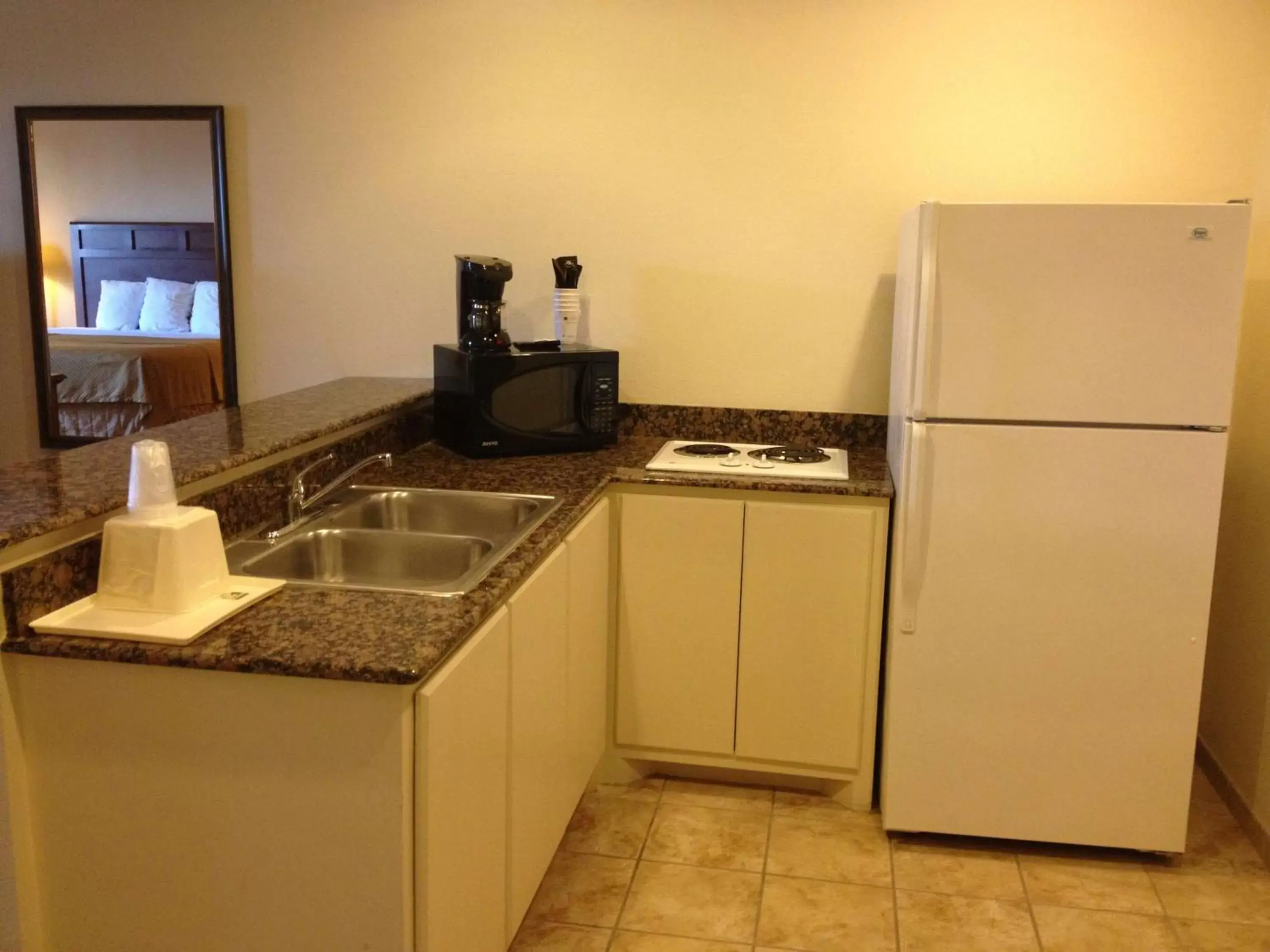 Photo of the whole room, Kitchen/Kitchenette in Best Western Lockhart Hotel & Suites