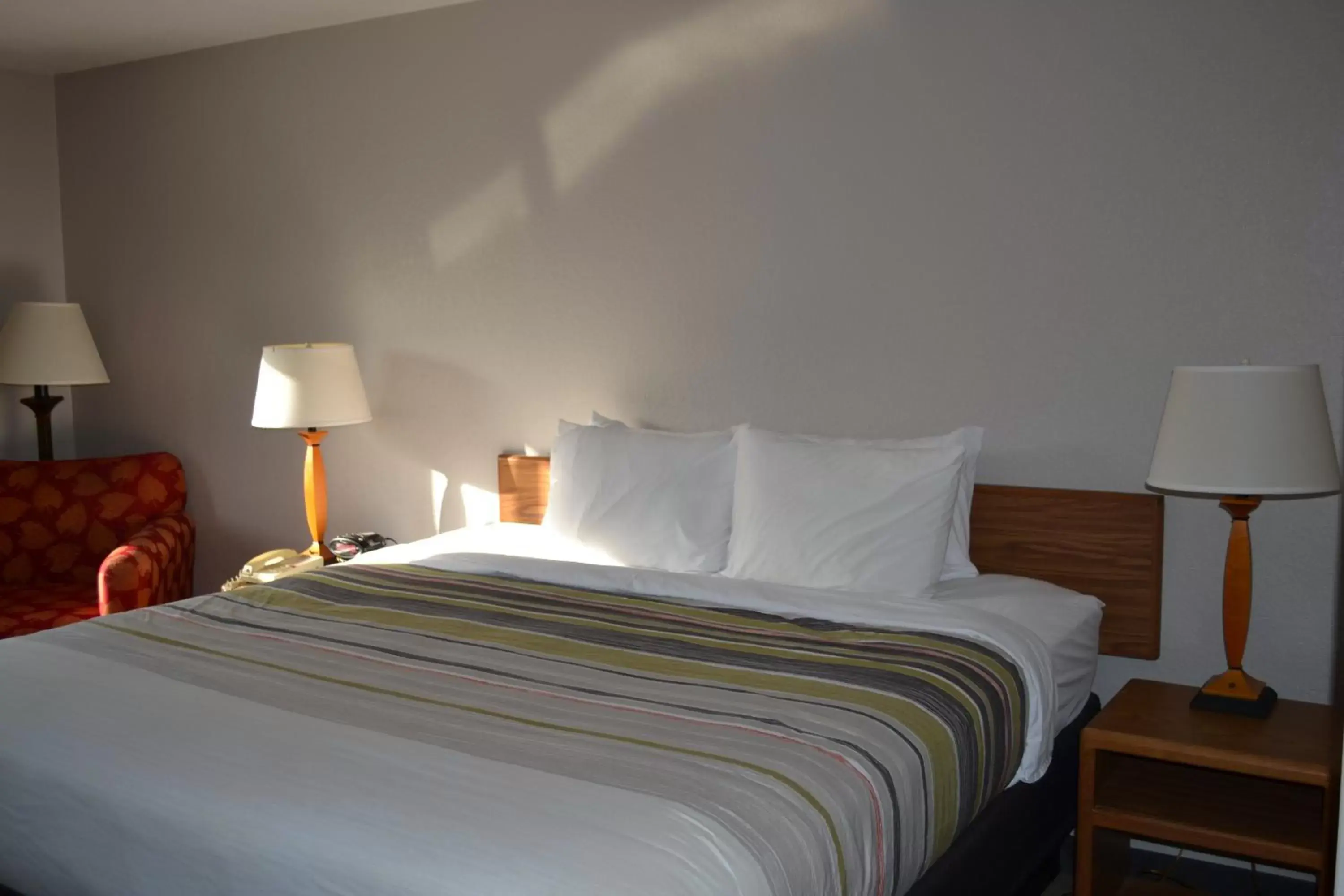 Bed in Country Inn & Suites by Radisson, Fairview Heights, IL