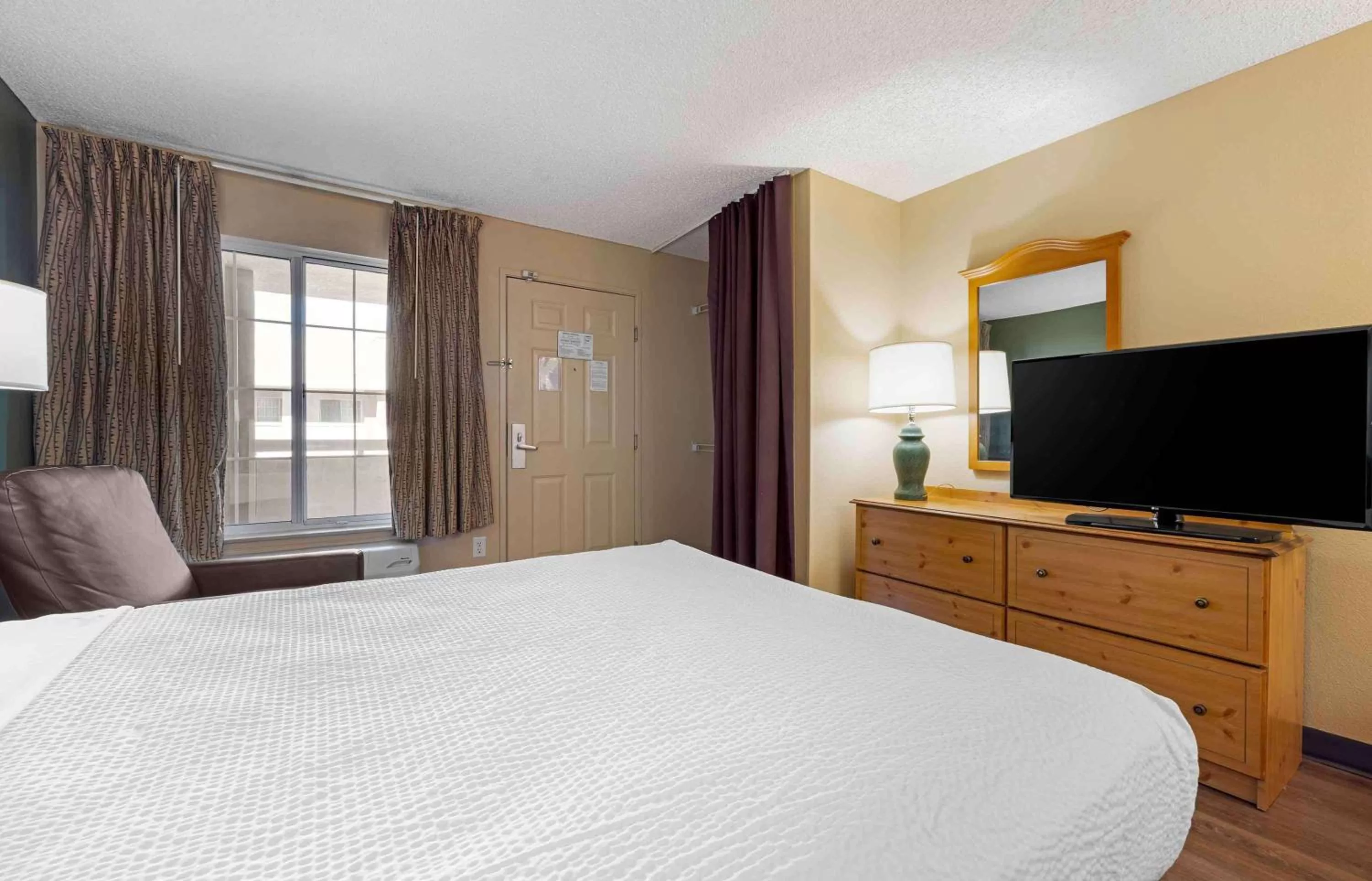 Bedroom, Bed in Extended Stay America Suites - San Diego - Fashion Valley