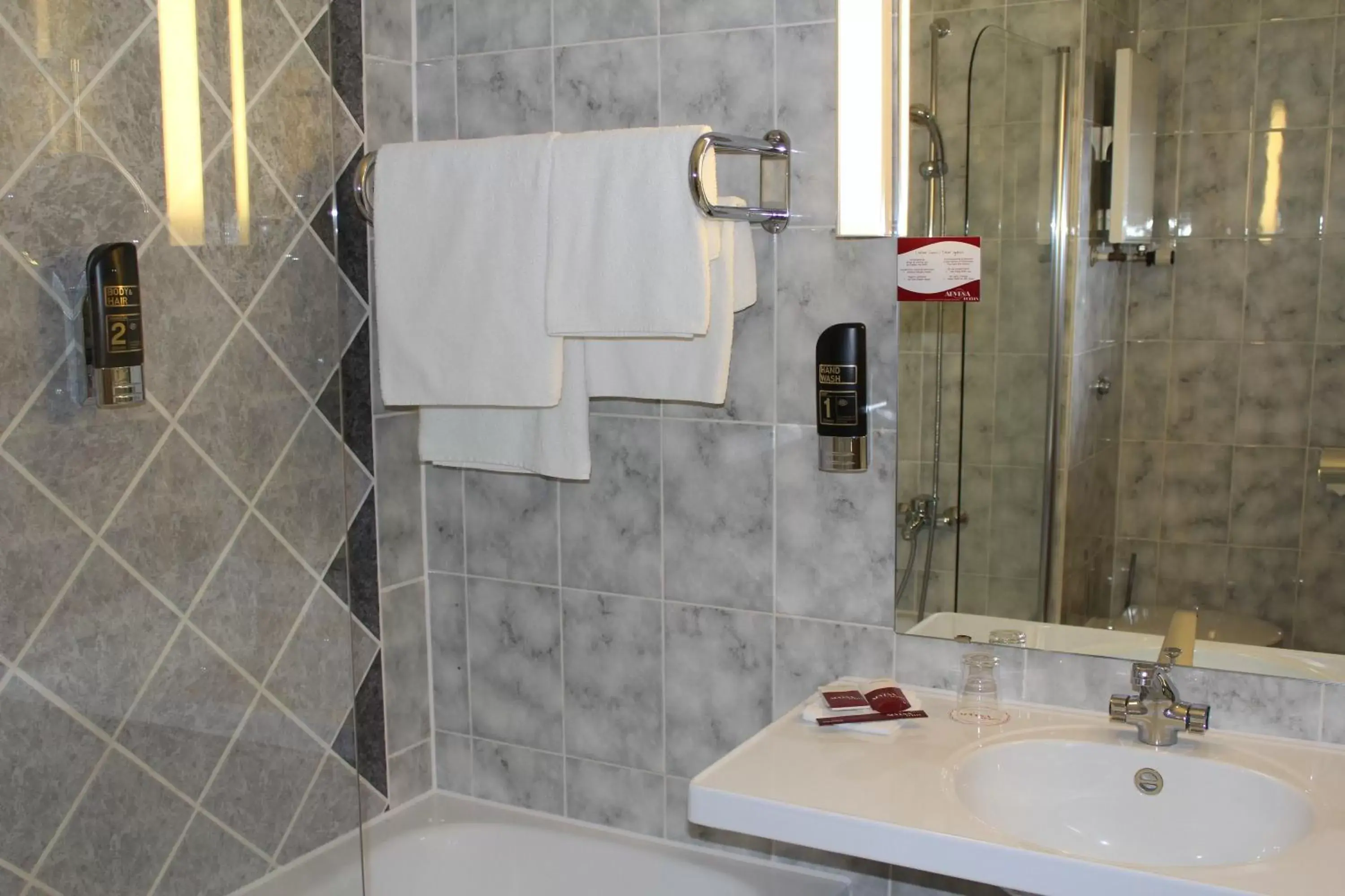 Shower, Bathroom in Arvena Park Hotel