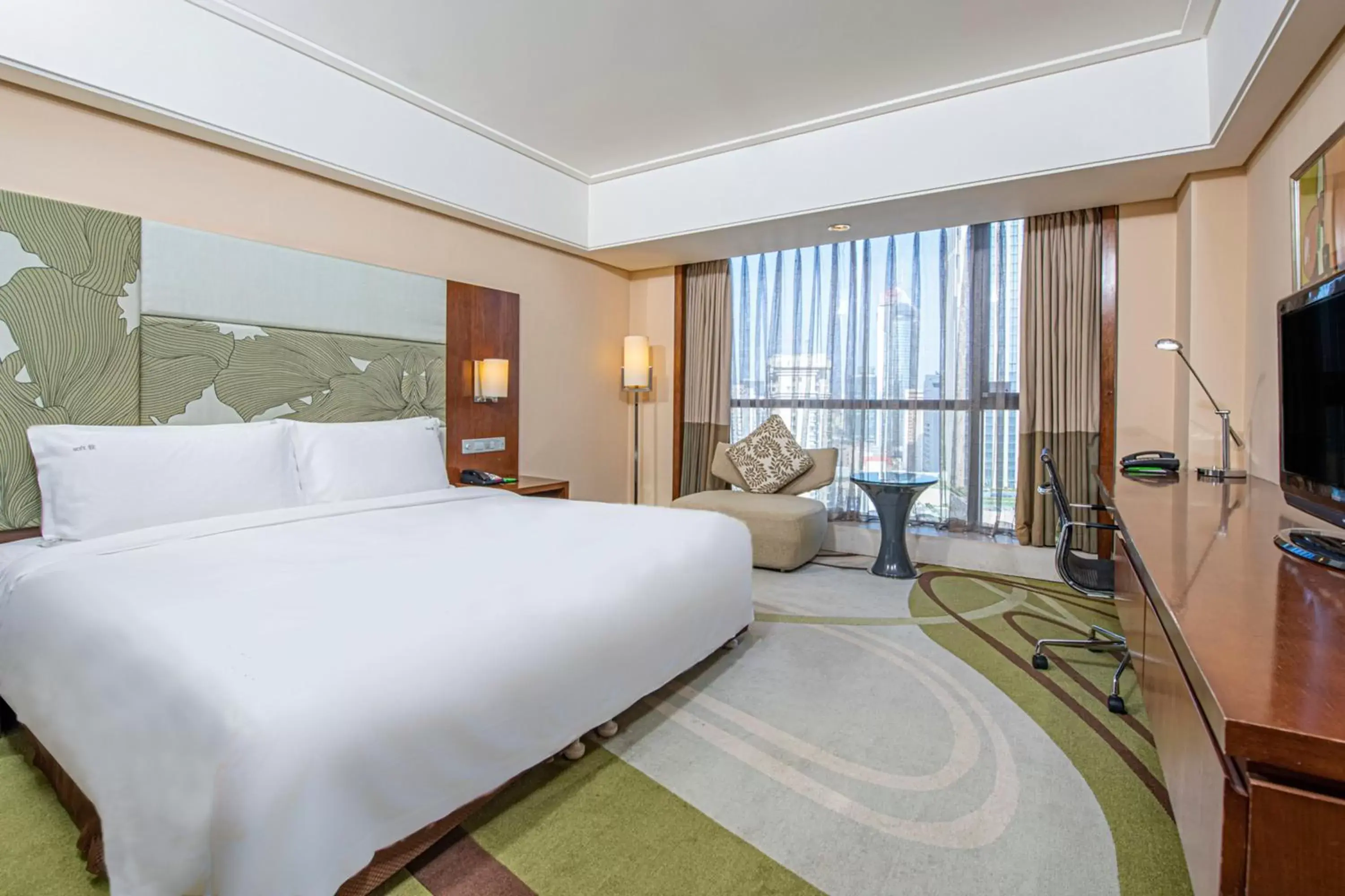 Photo of the whole room in Holiday Inn Qingdao City Center, an IHG Hotel - Shopping MALL