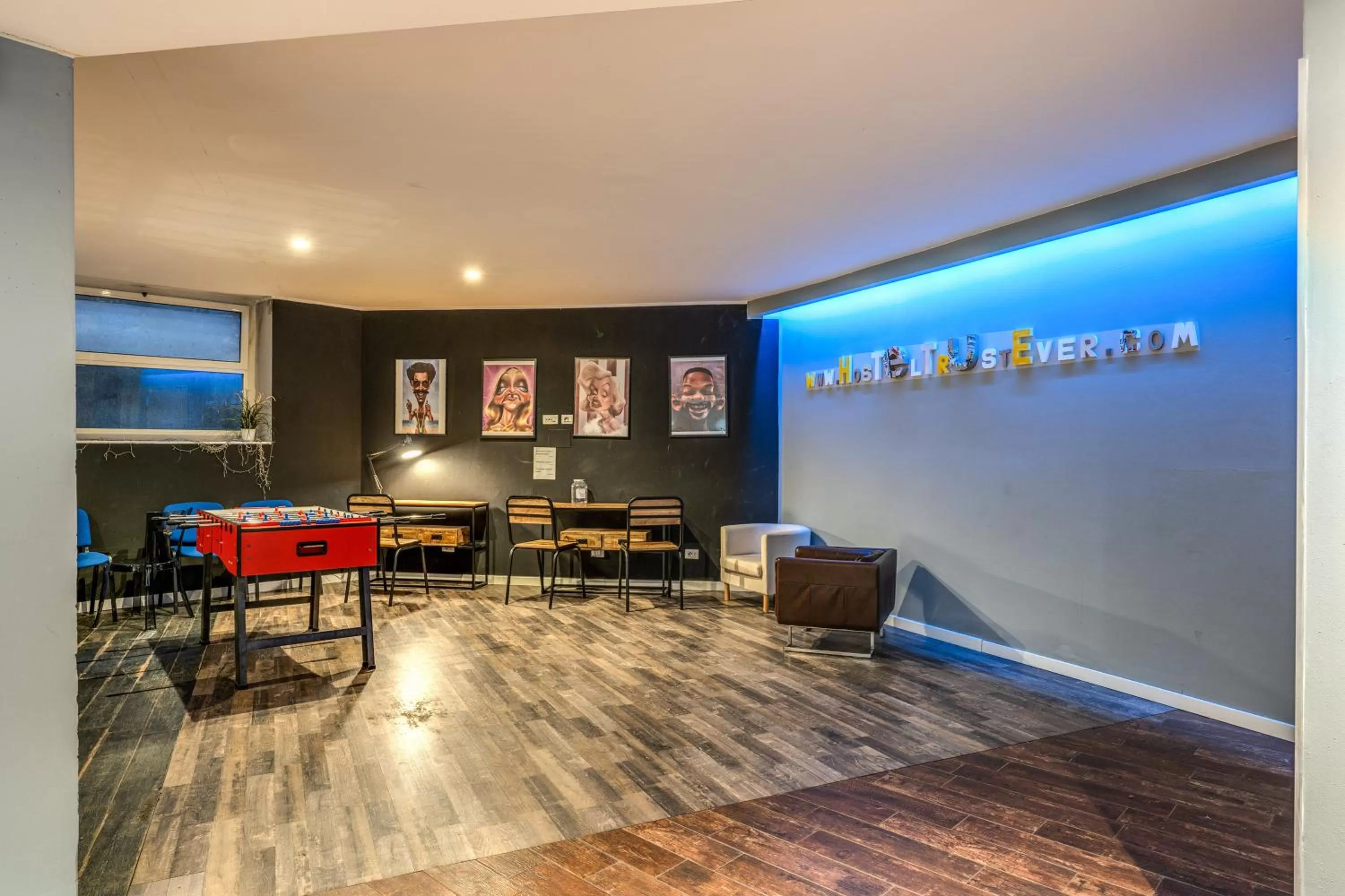 Communal lounge/ TV room in Hostel Trastevere