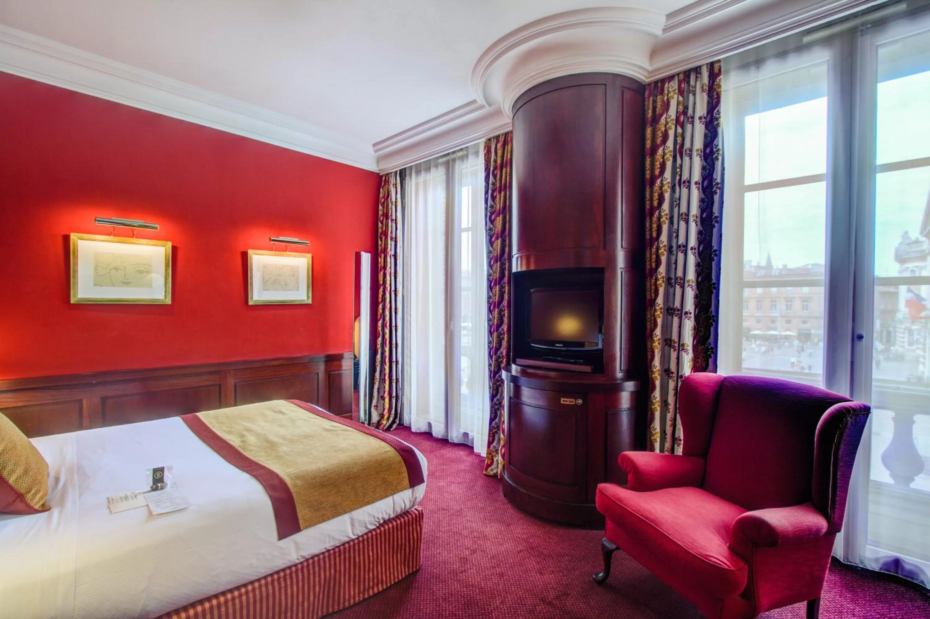 Photo of the whole room, Bed in Grand Hotel de l'Opera - BW Premier Collection