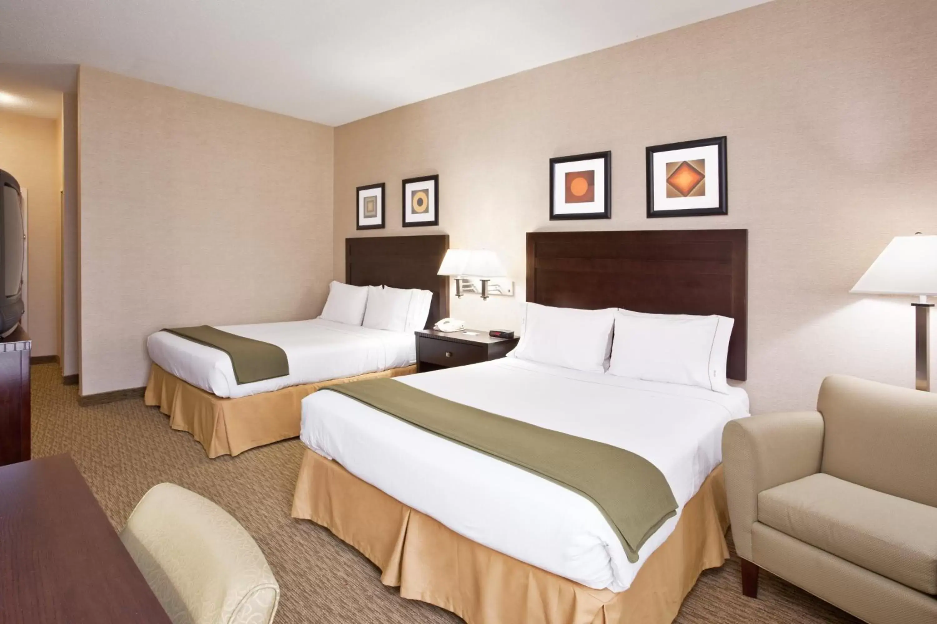 Photo of the whole room, Bed in Holiday Inn Express Hotel & Suites Cleveland-Streetsboro, an IHG Hotel