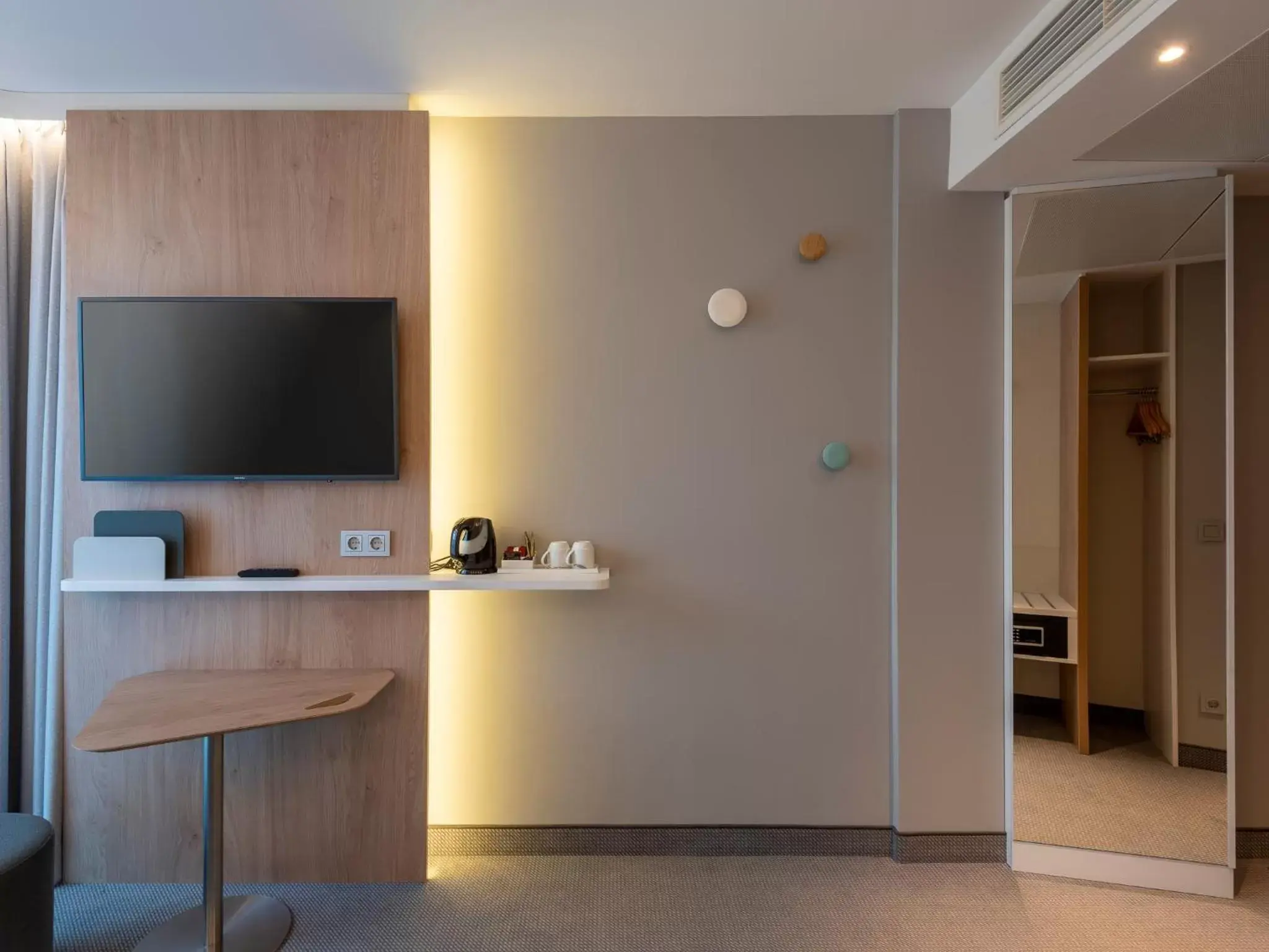 TV and multimedia, TV/Entertainment Center in Holiday Inn Express - Offenbach, an IHG Hotel