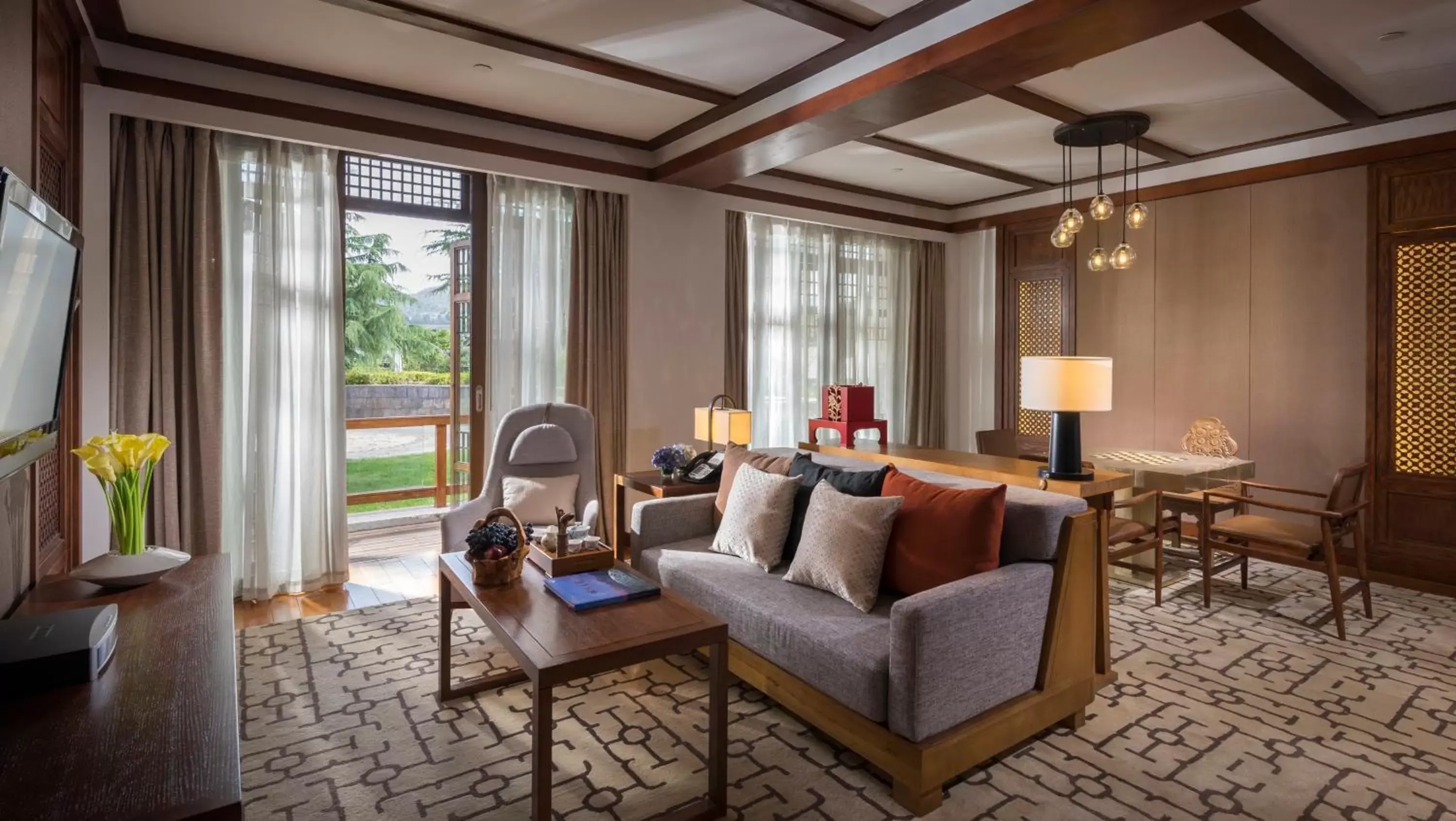 Photo of the whole room, Seating Area in InterContinental Lijiang Ancient Town Resort, an IHG Hotel