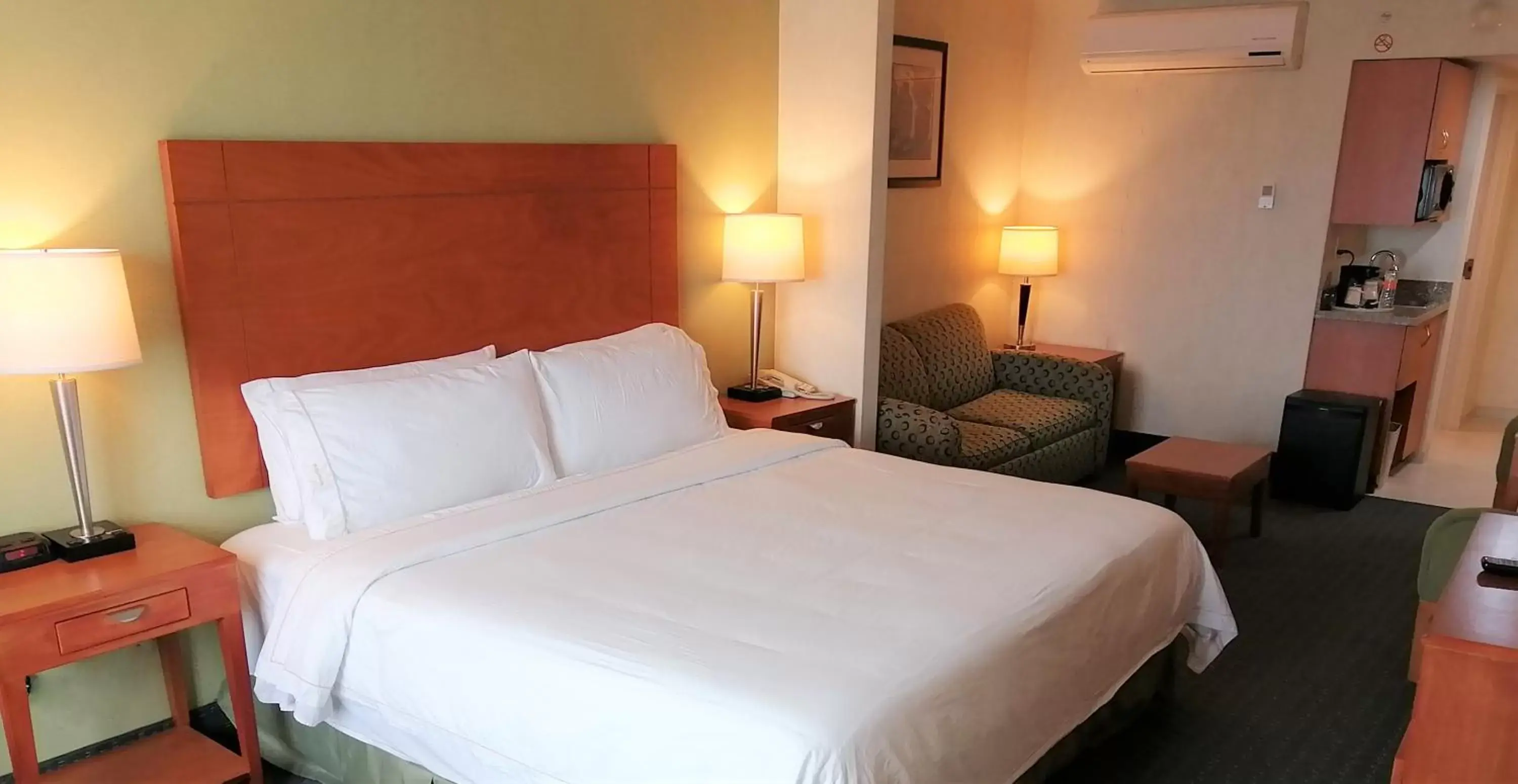 Bed in Holiday Inn Express & Suites Toluca Zona Aeropuerto, an IHG Hotel