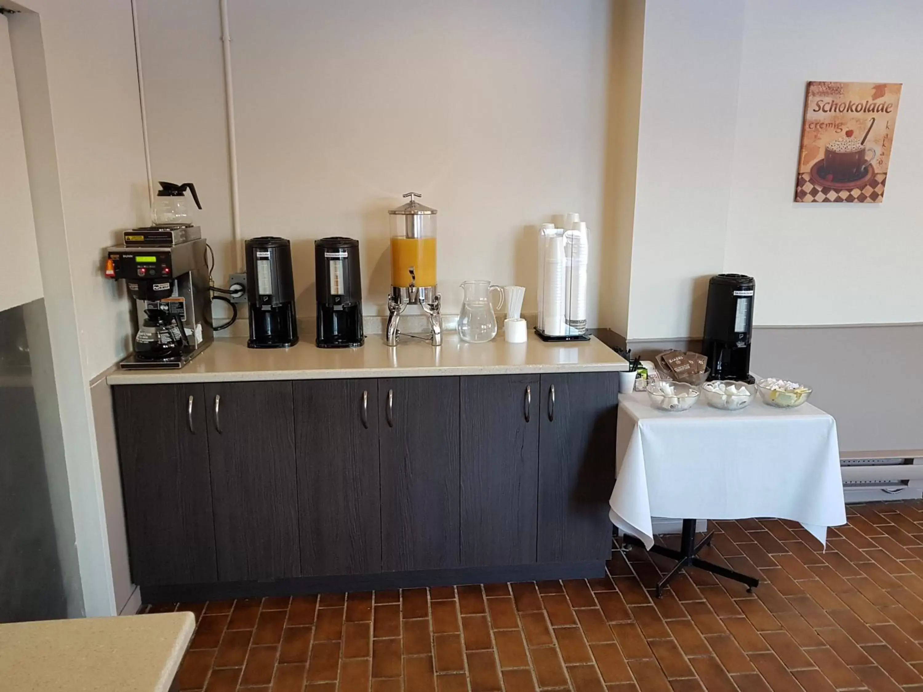 Coffee/tea facilities, Kitchen/Kitchenette in Travelodge by Wyndham Baie Comeau