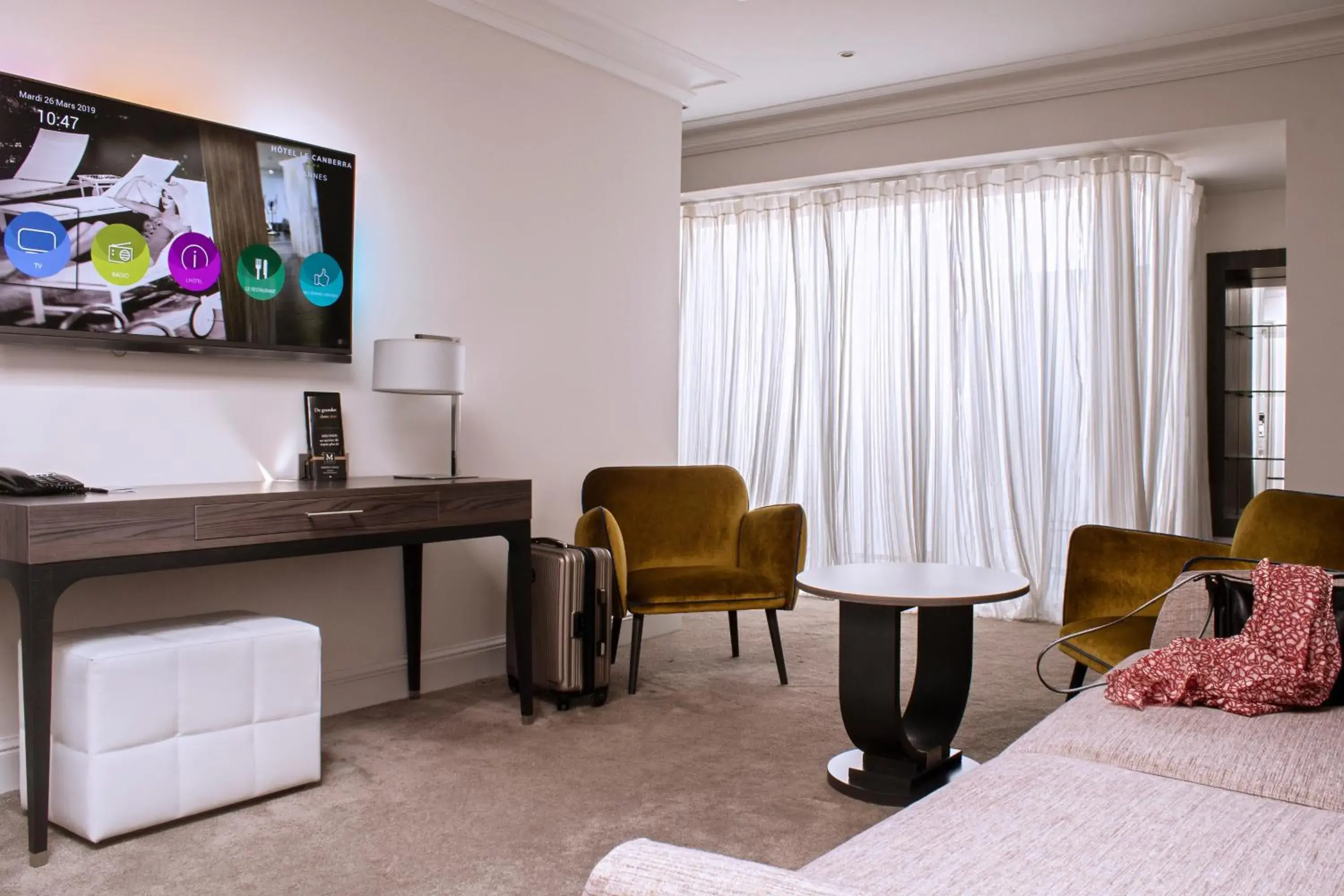 Family, TV/Entertainment Center in Hôtel Le Canberra