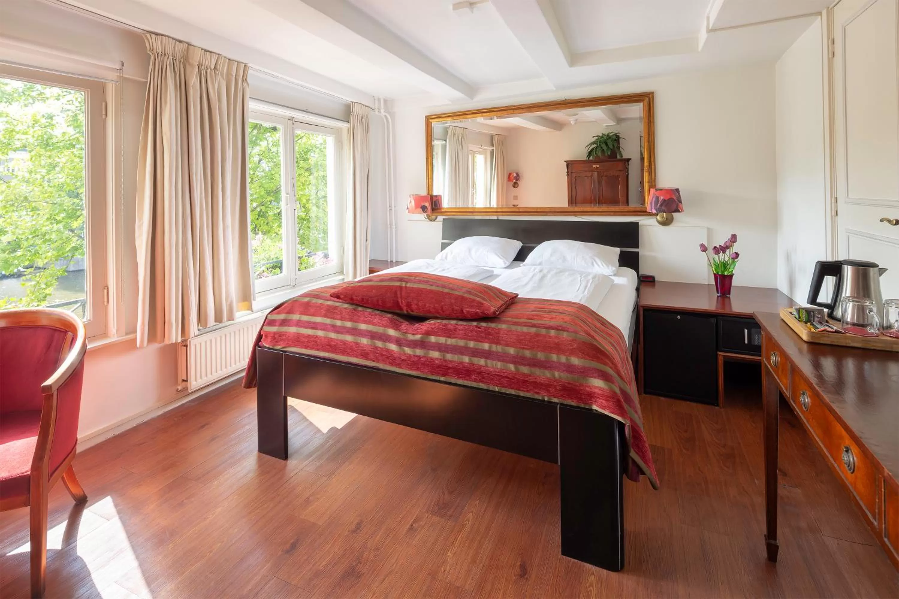 Bed in Amsterdam House Hotel