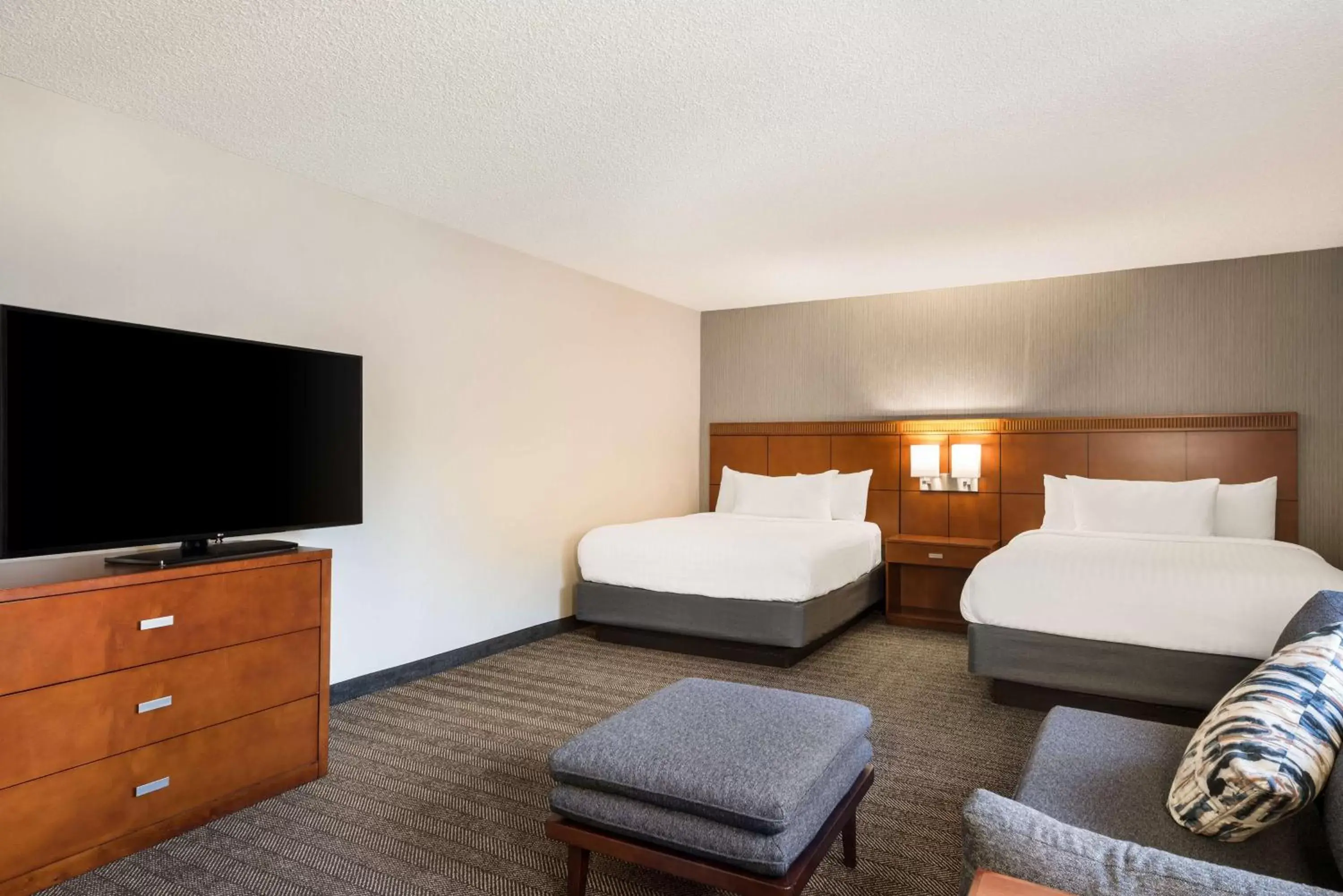 Photo of the whole room, Bed in Sonesta Select San Jose Airport