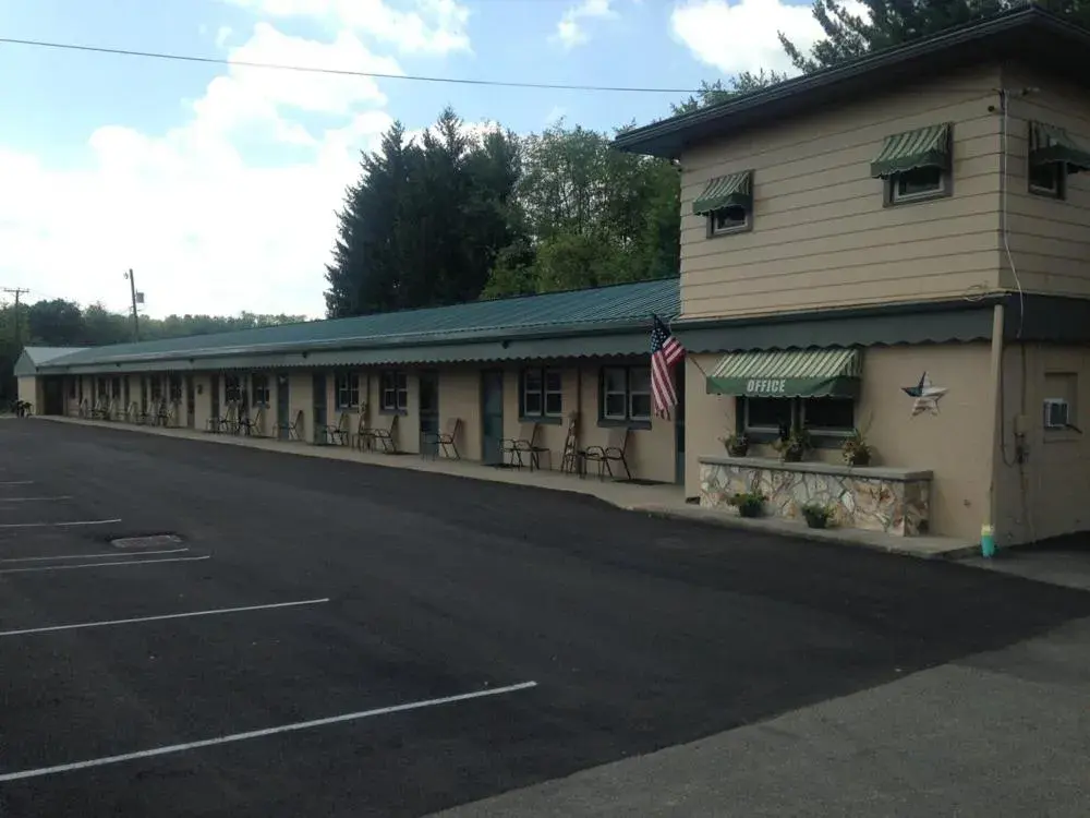 Property Building in Cadiz Motel