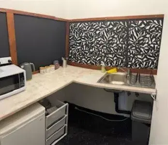 Kitchen/Kitchenette in The Oasis Hotel Motel