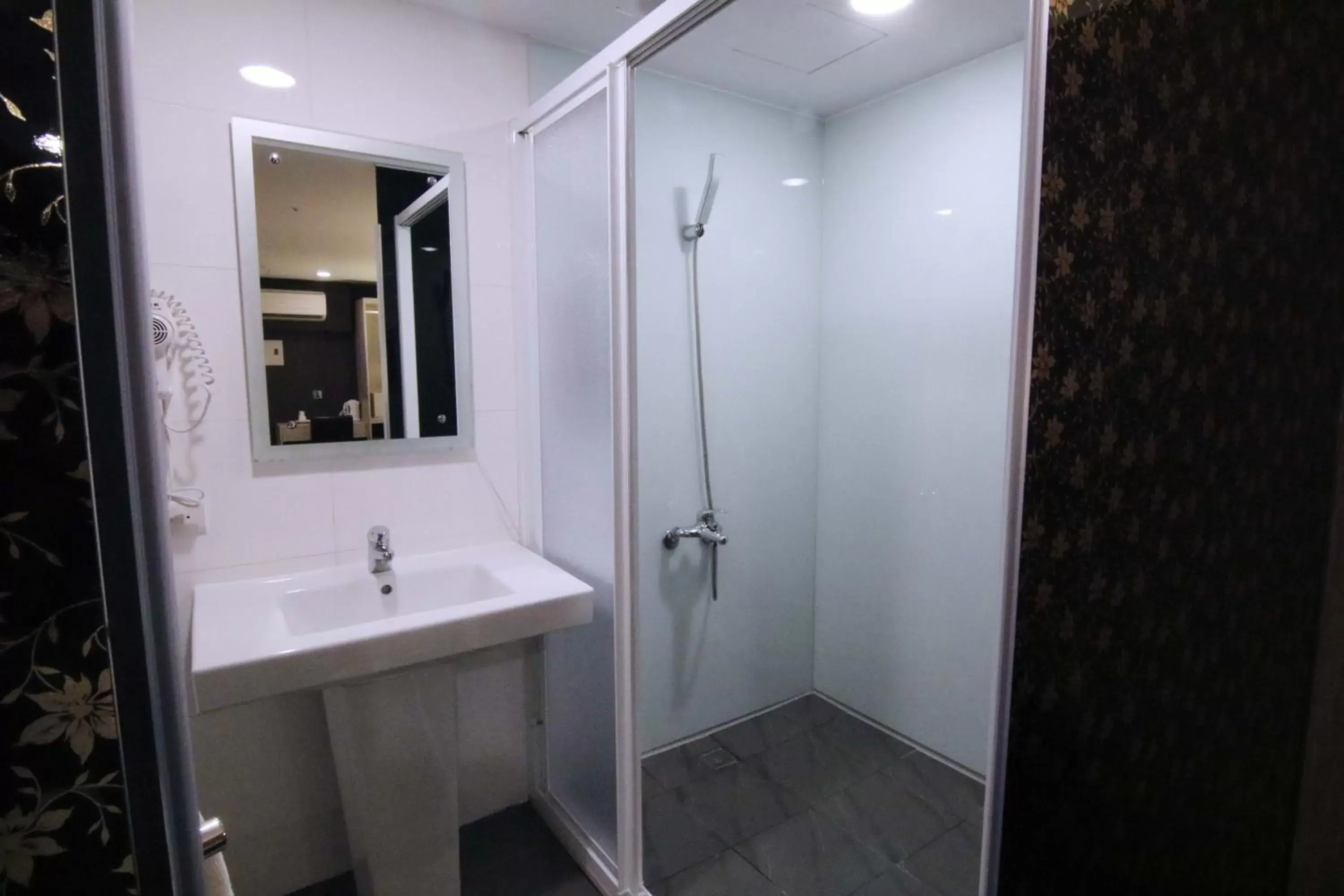 Bathroom in Hotel 6 - Wannien