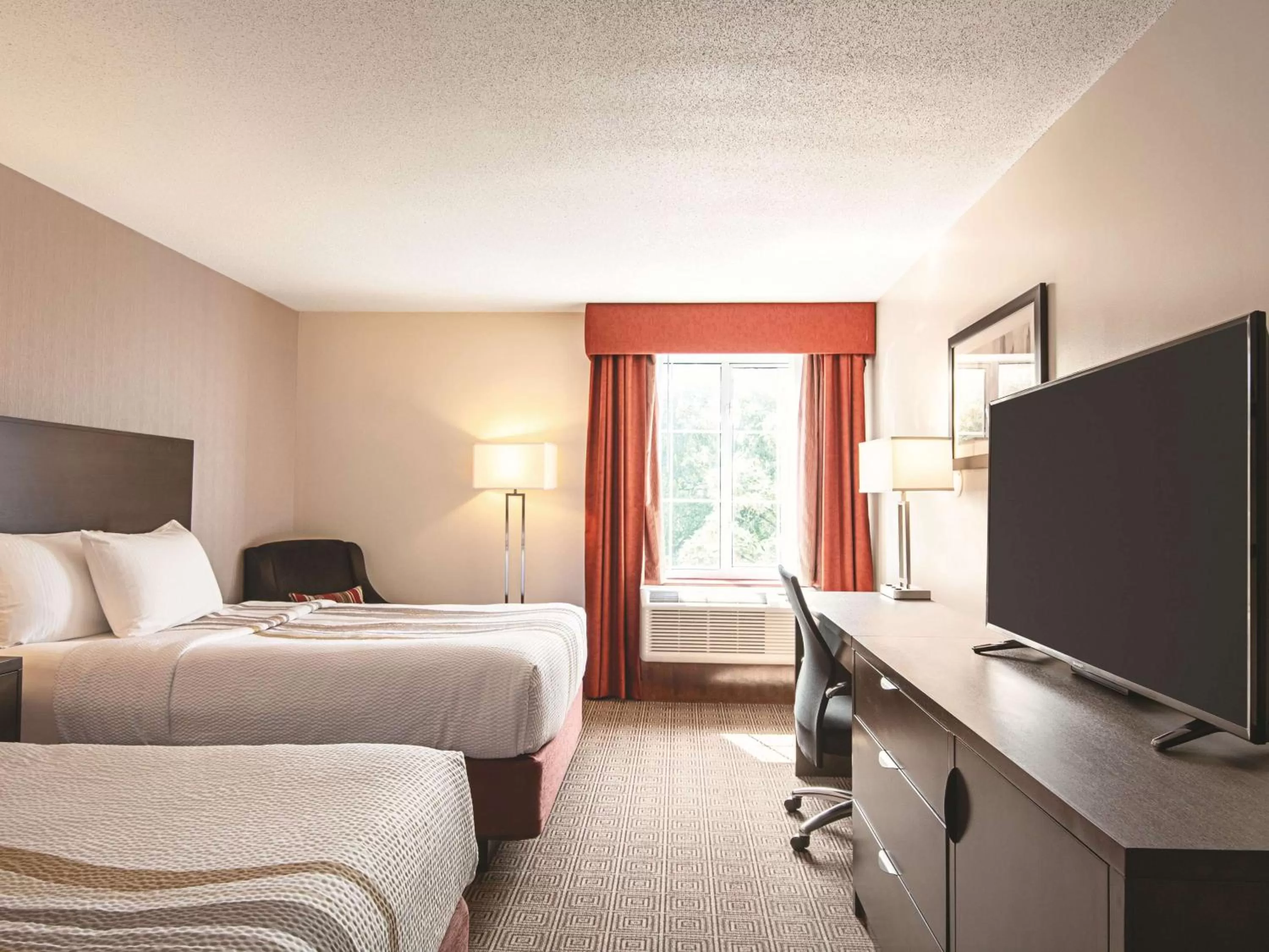 Photo of the whole room, Bed in La Quinta Inn by Wyndham Vancouver Airport