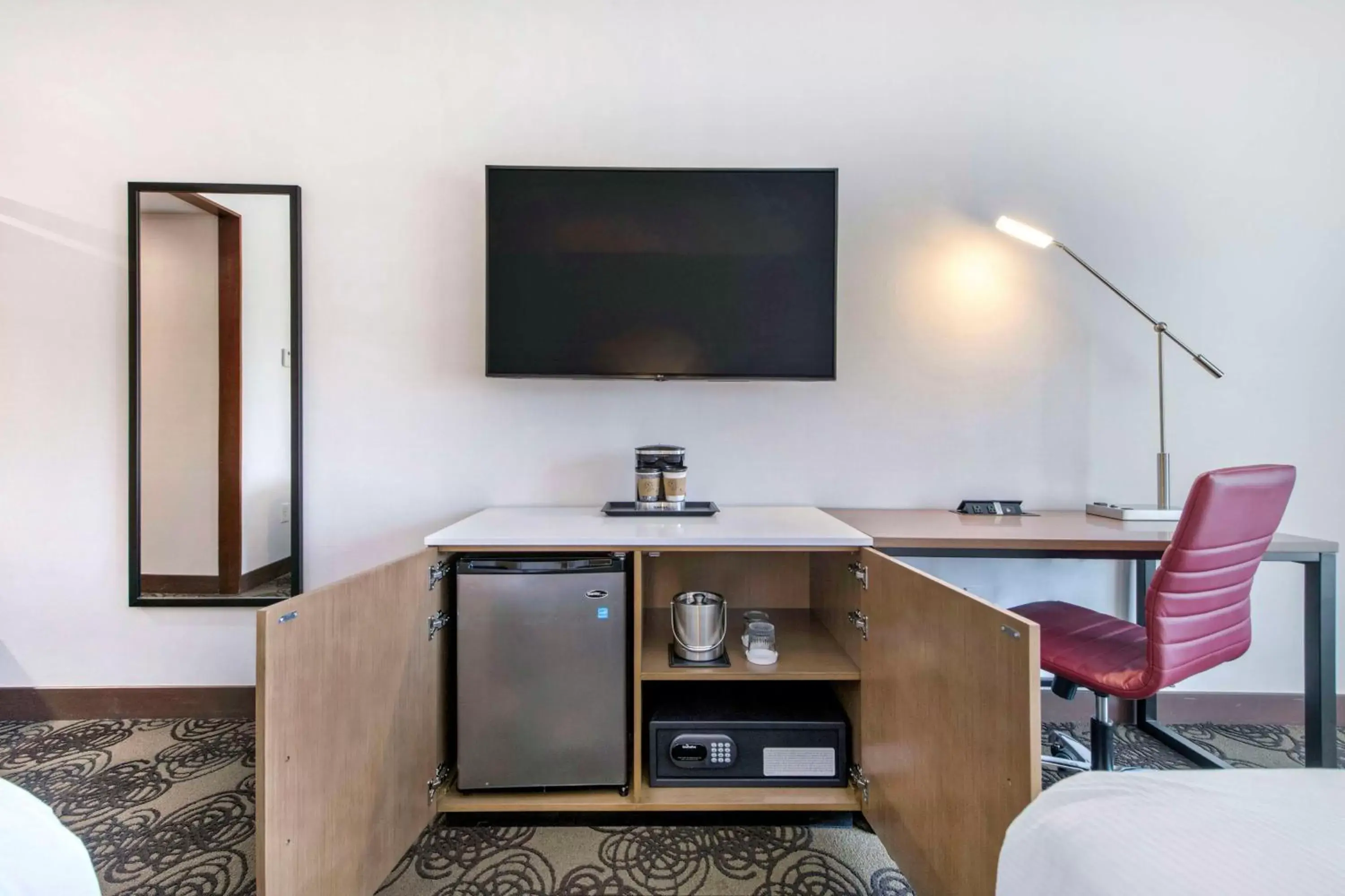 TV and multimedia, TV/Entertainment Center in DoubleTree by Hilton Raleigh-Cary