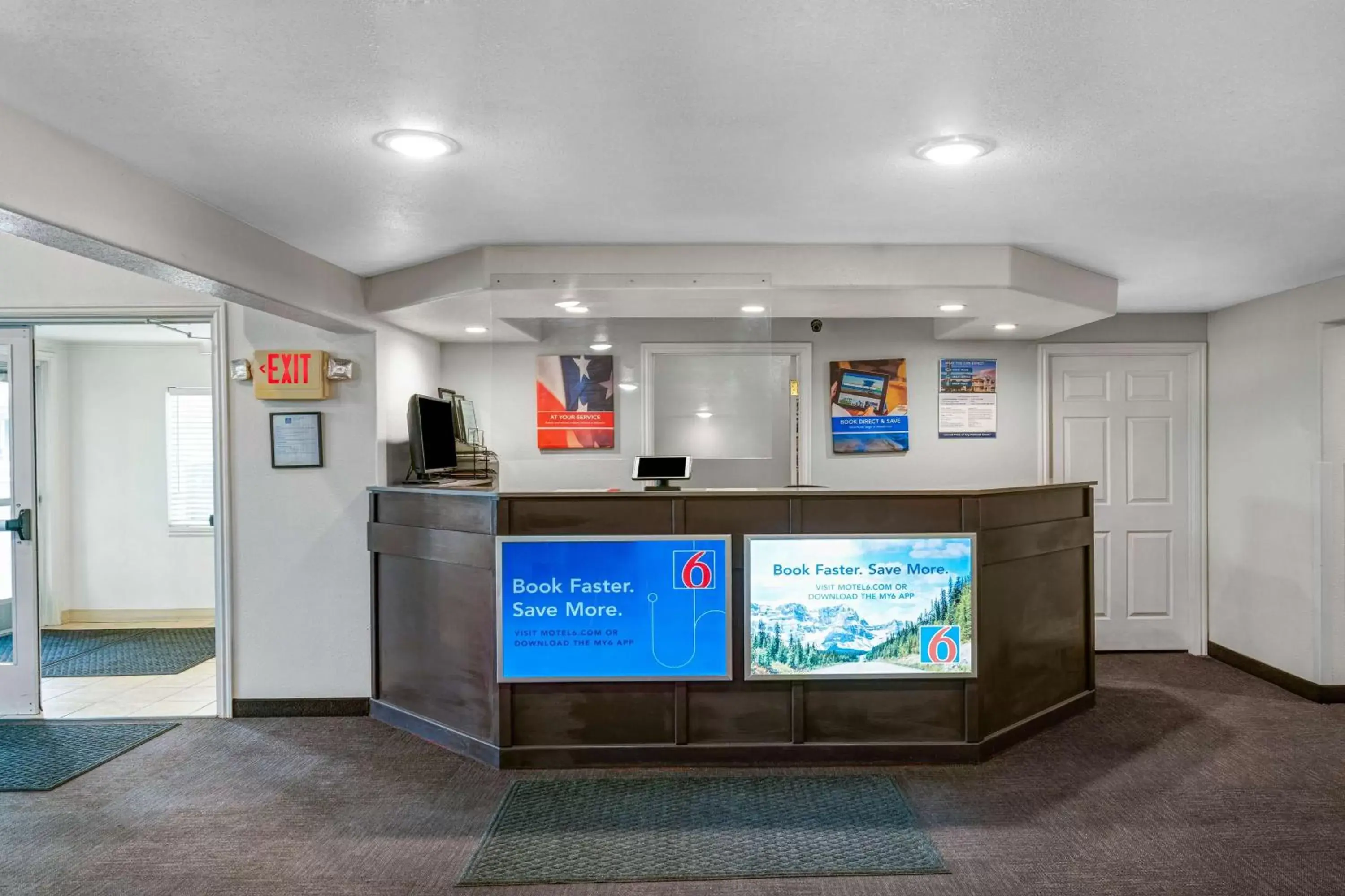 Lobby or reception in Motel 6-Idaho Falls, ID - Snake River Lobby or reception in Motel 6-Idaho Falls, ID - Snake River
