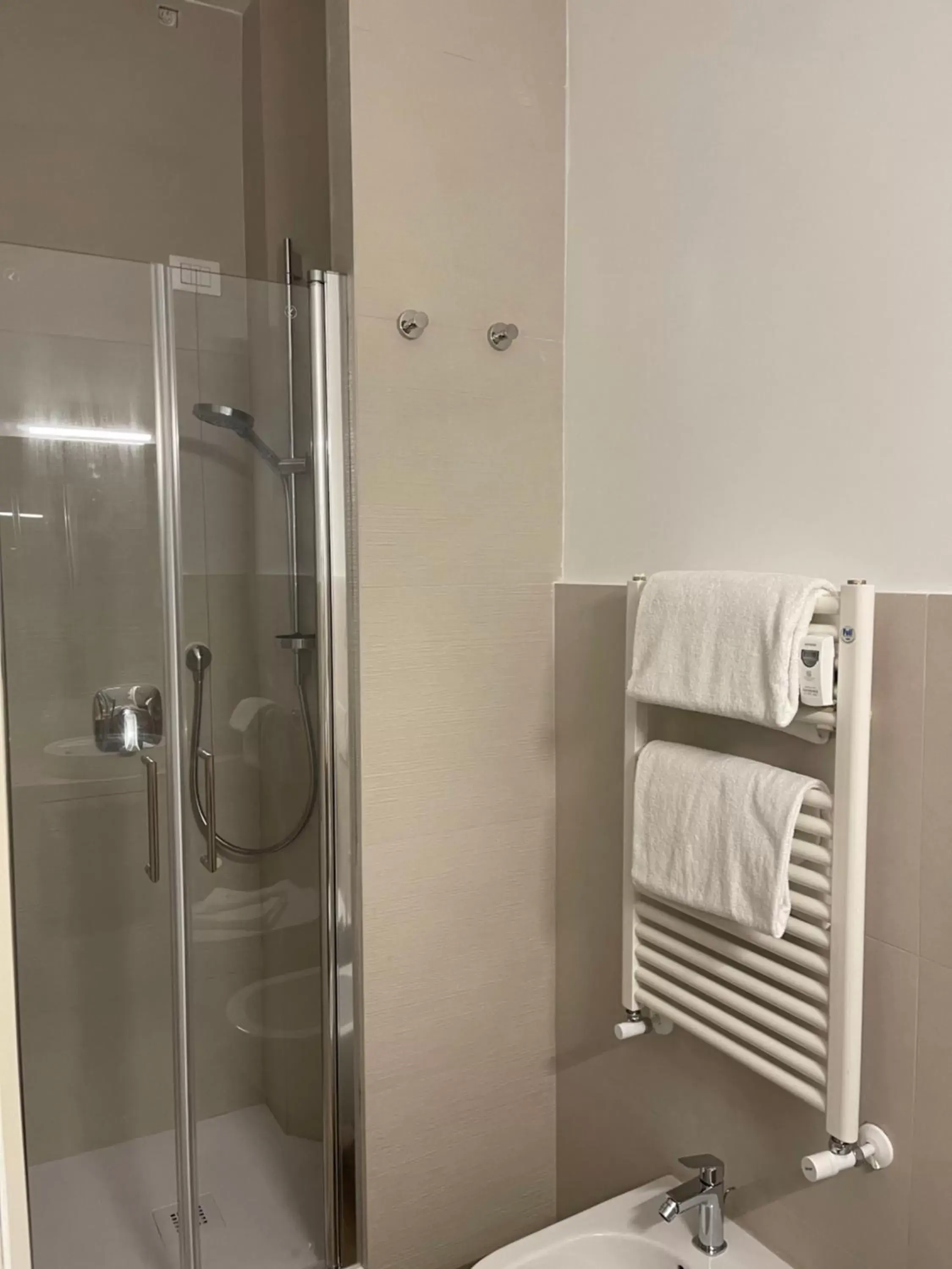 Shower, Bathroom in All Comfort Astoria Palace