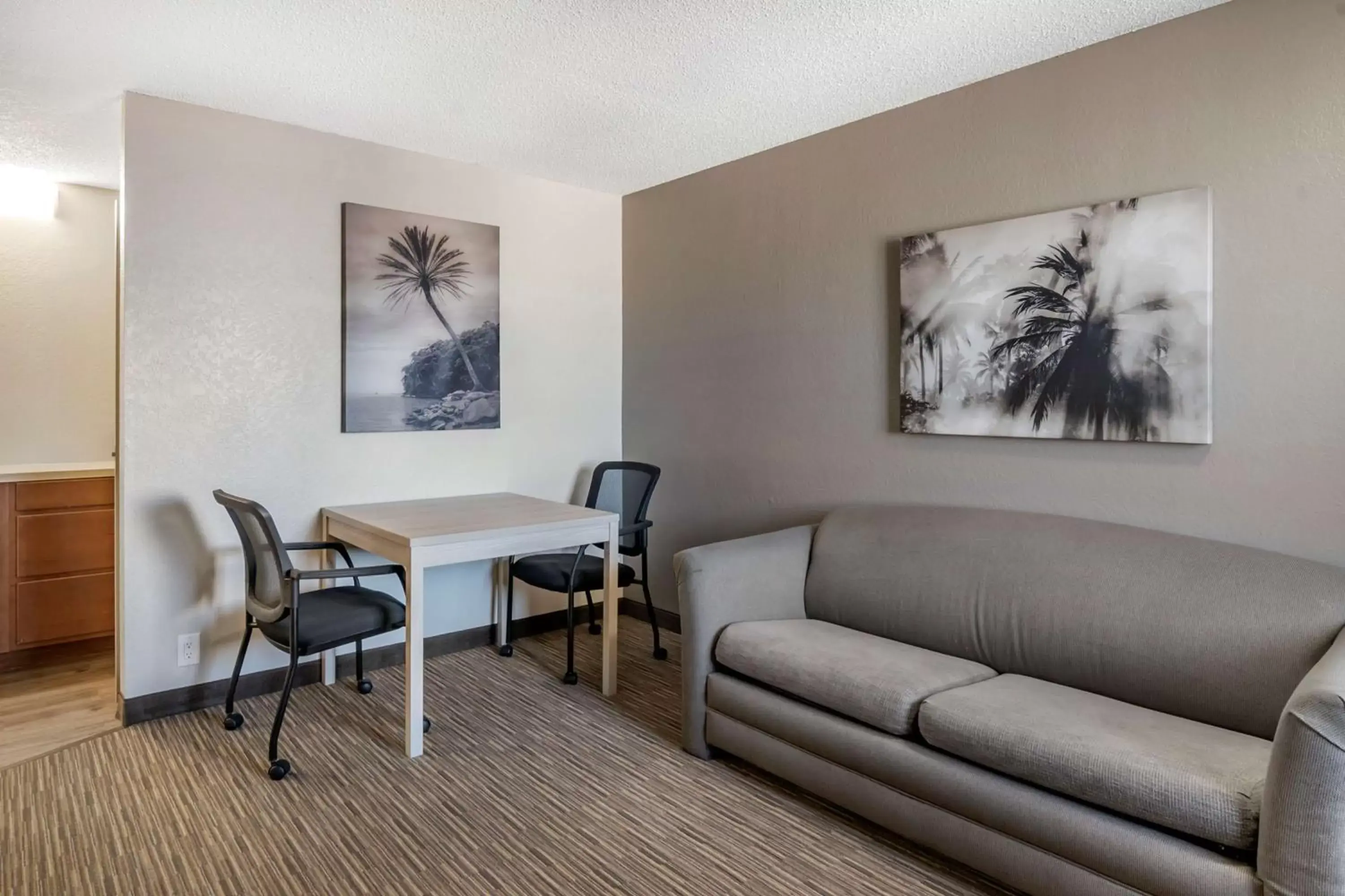 Photo of the whole room, Seating Area in Best Western The Oasis at Joplin