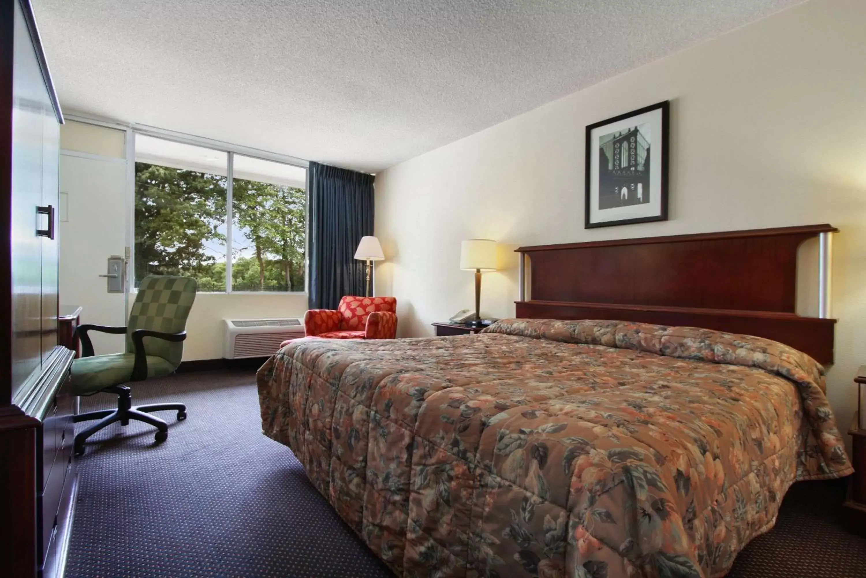 Photo of the whole room, Bed in Super 8 by Wyndham Dover