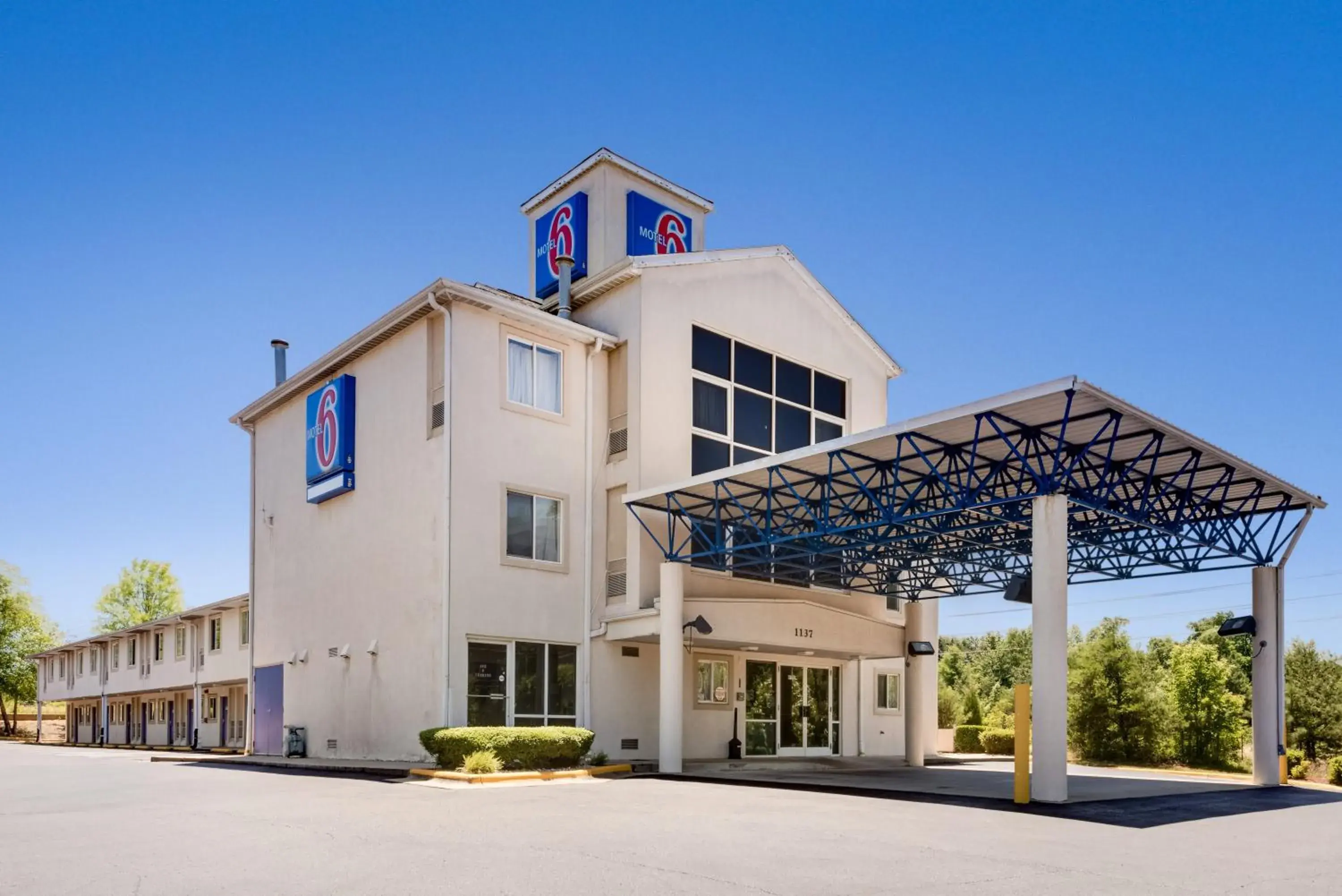 Facade/entrance, Property Building in Motel 6-Statesville, NC