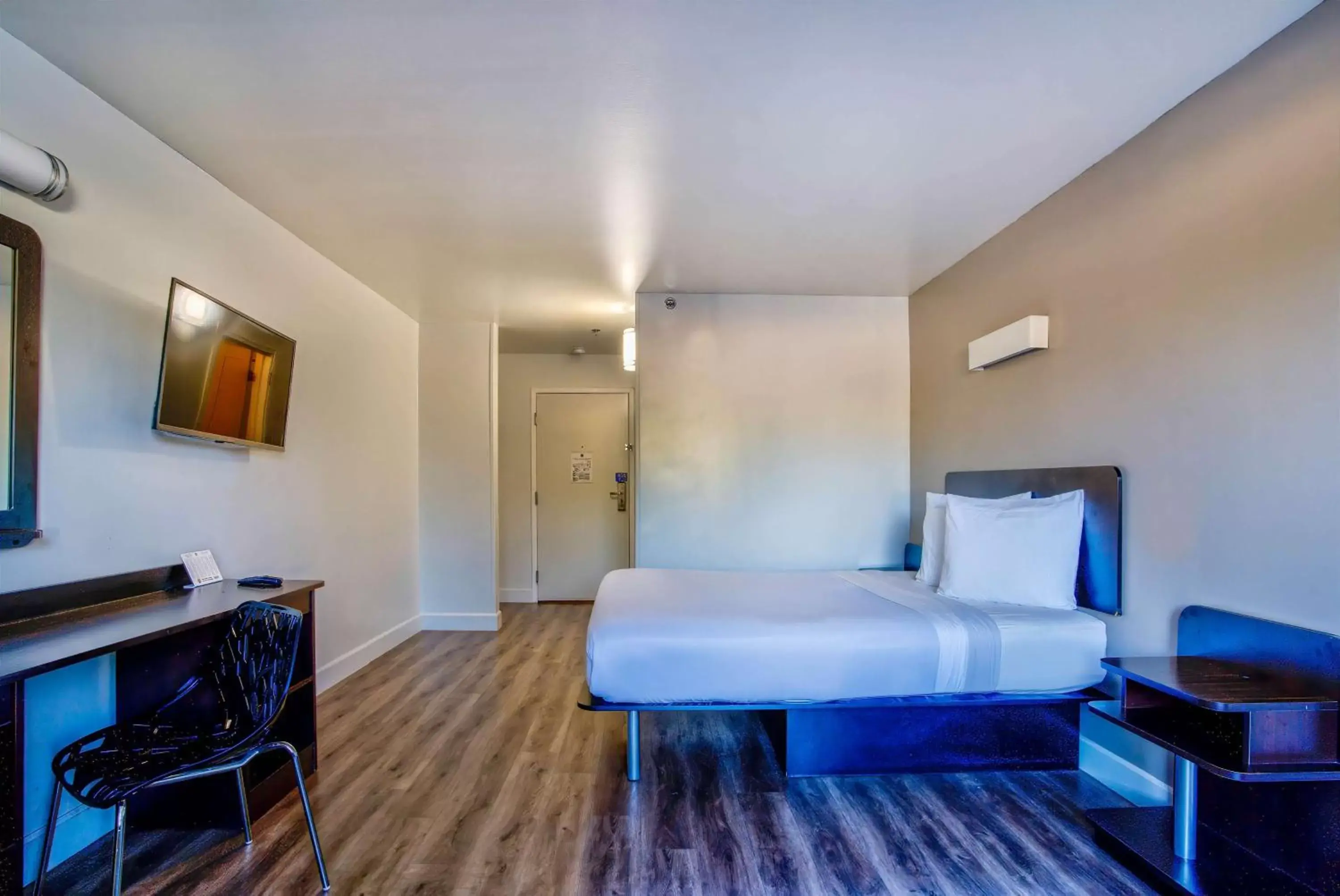 Bedroom, Bed in Motel 6-Hesperia, CA - West Main Street I-15