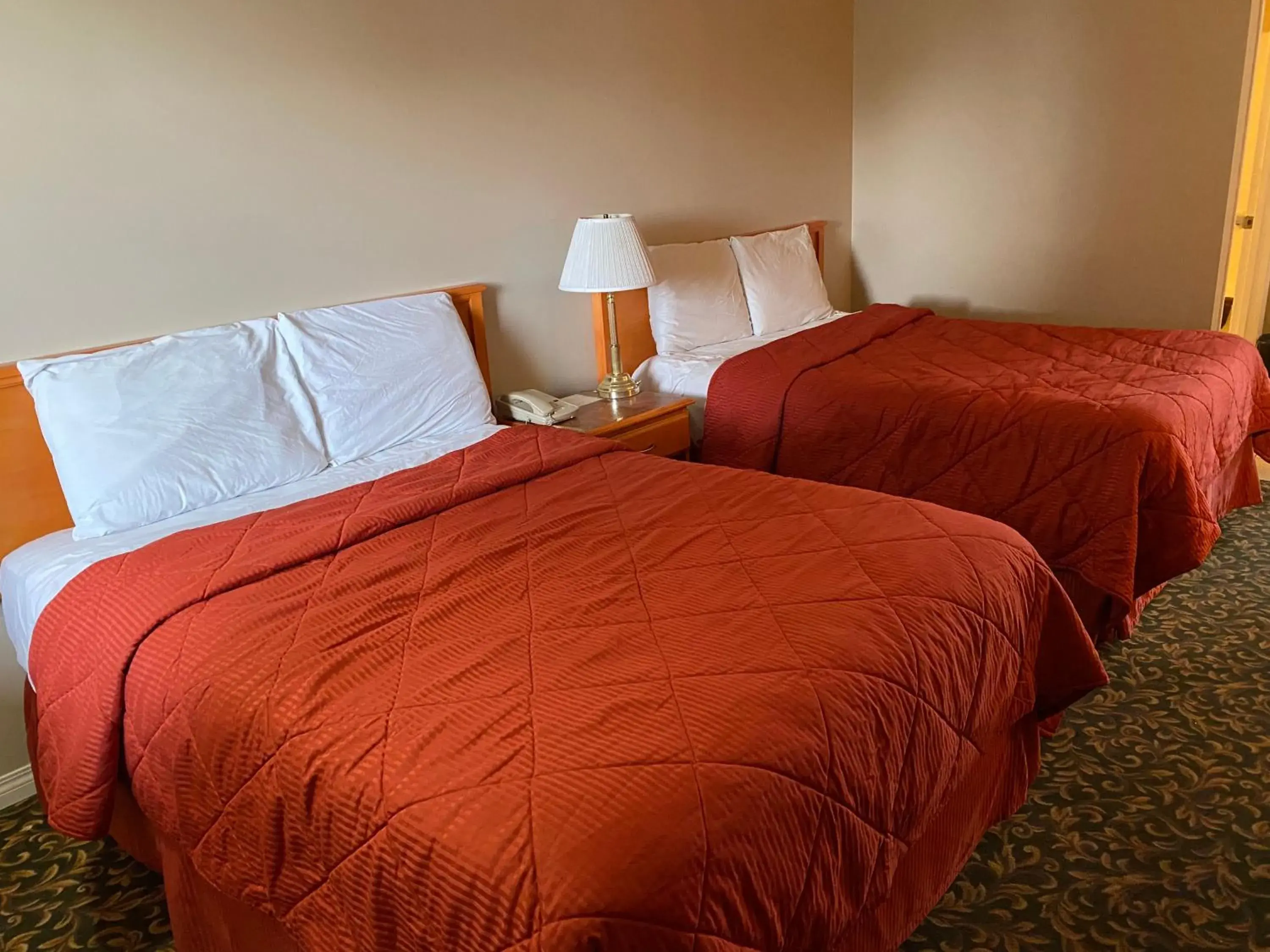 Bed in Aspen Motor Inn