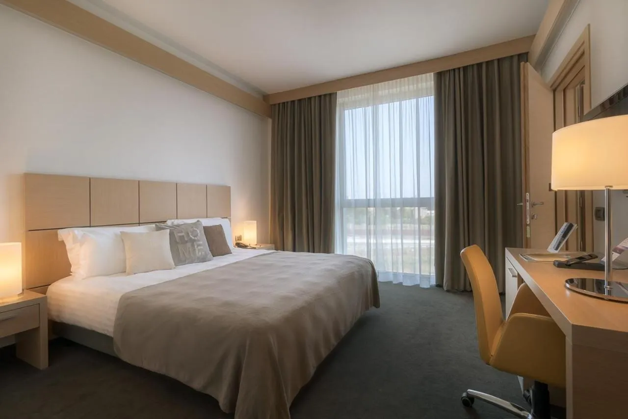 Bed in Domina Milano Fiera