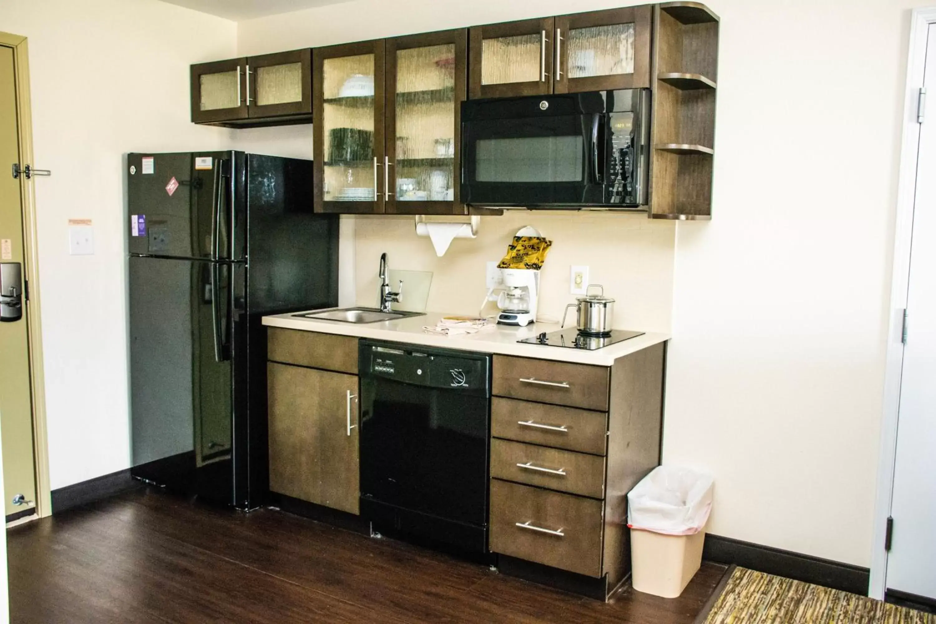 Photo of the whole room, Kitchen/Kitchenette in Candlewood Suites Overland Park W 135th St, an IHG Hotel