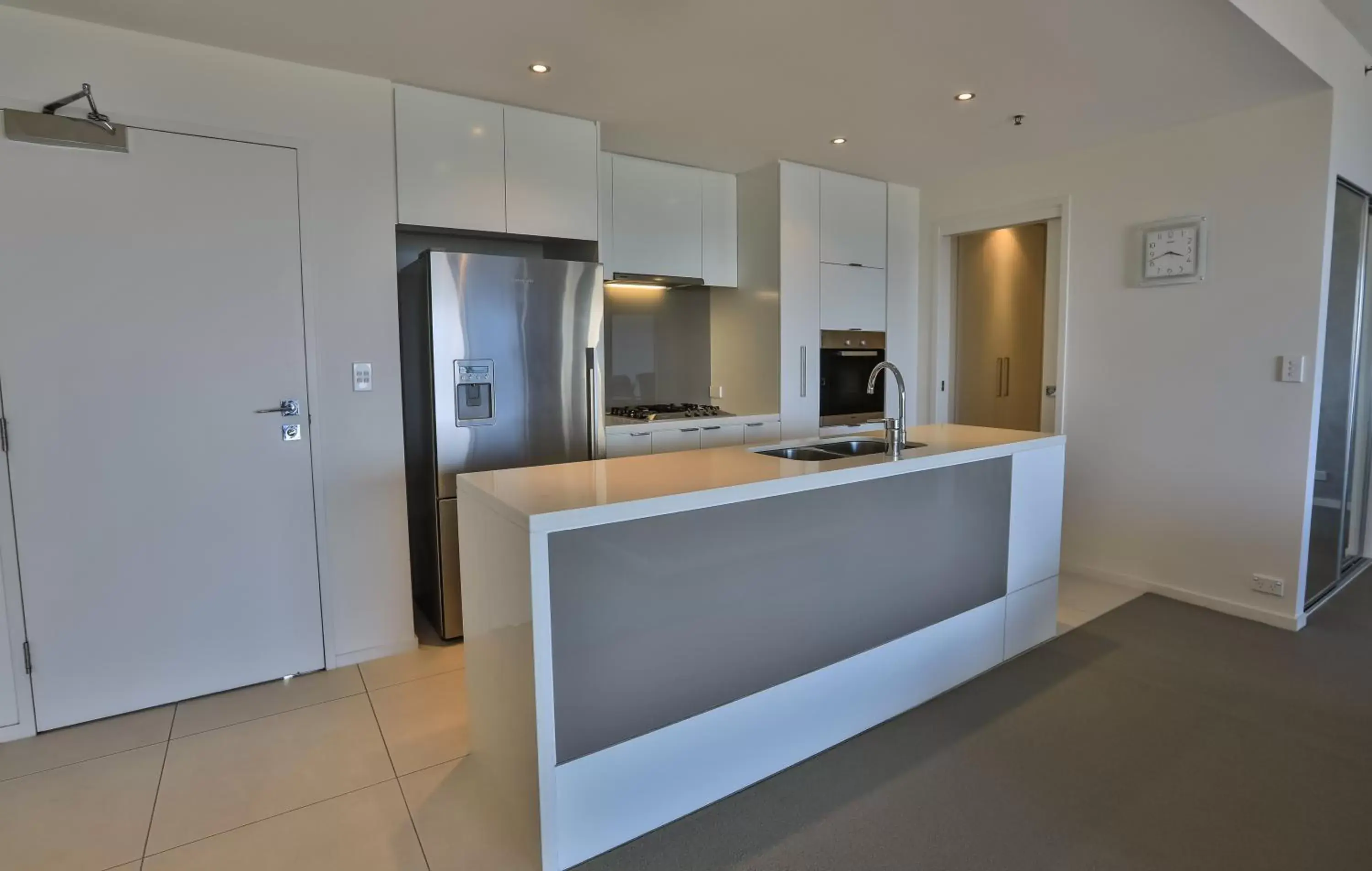 Kitchen or kitchenette, Lobby/Reception in Ultra Broadbeach