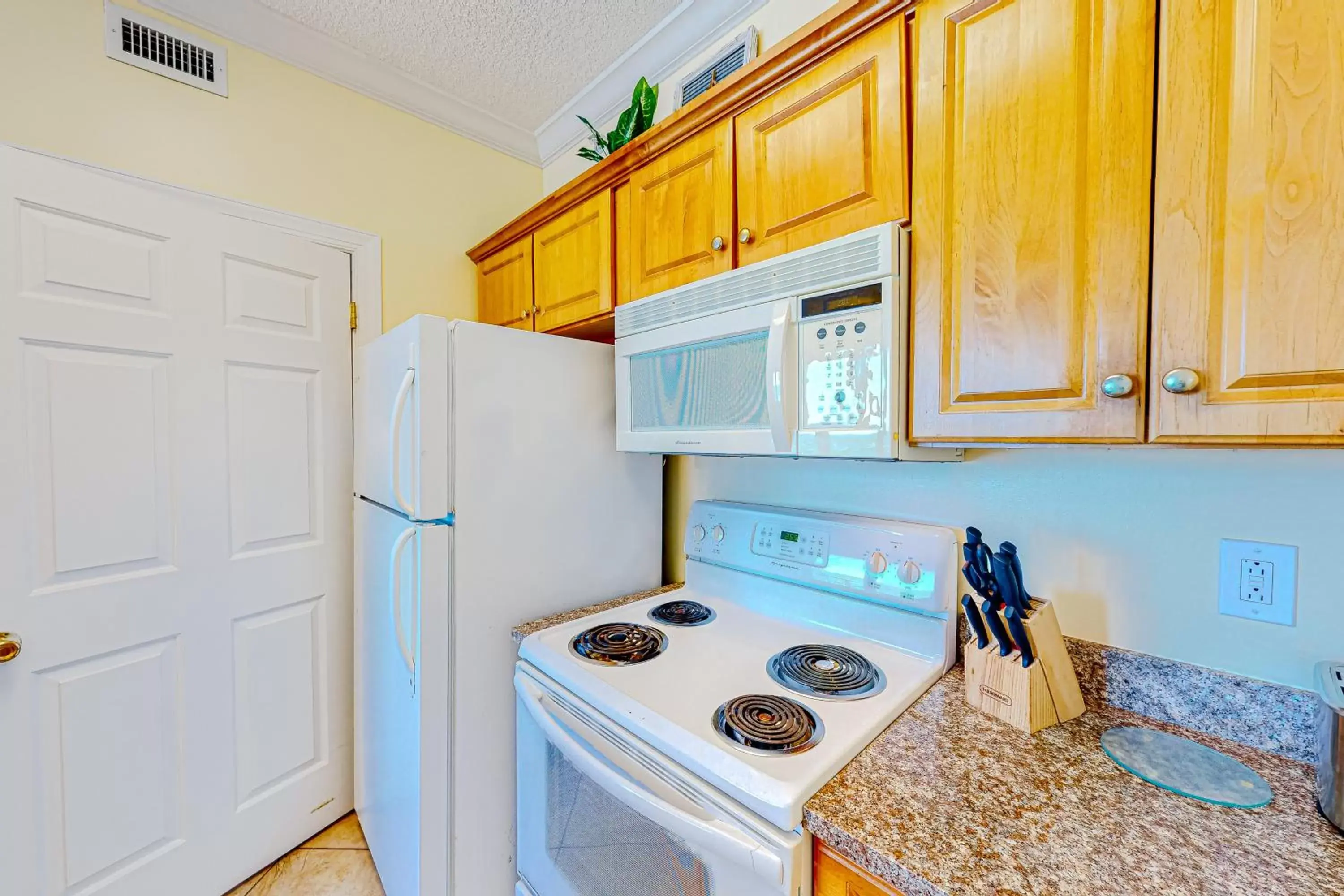 Kitchen/Kitchenette in Twin Palms 603