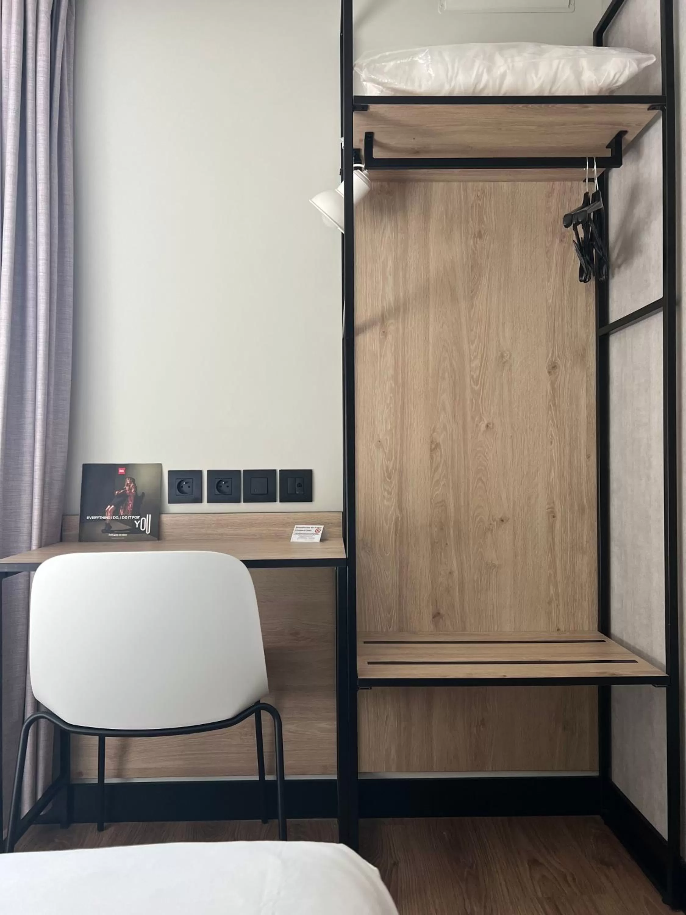 hair dresser, Bed in Ibis Angoulême Nord