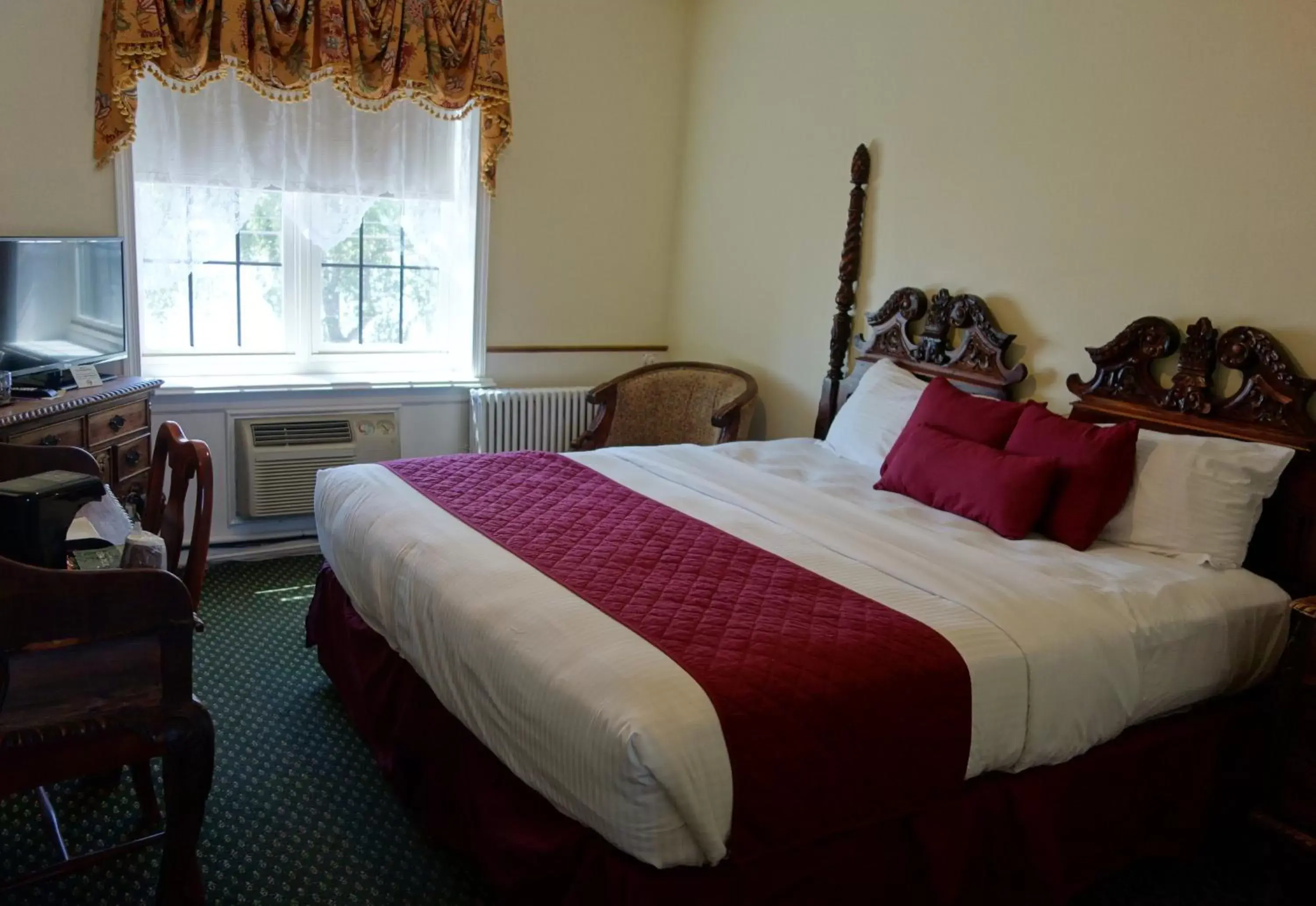 Bedroom, Bed in Lafayette Hotel Marietta