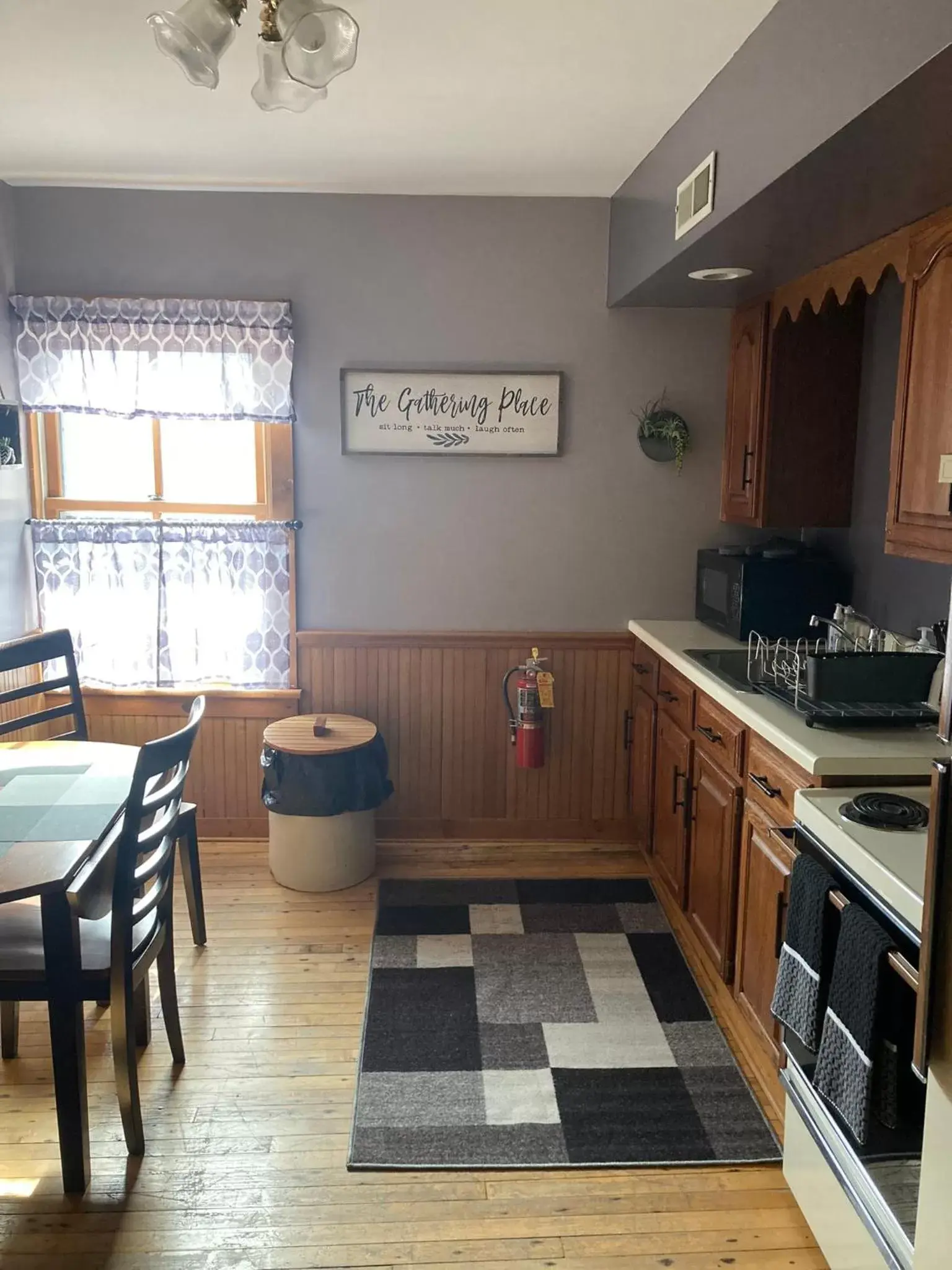 Communal kitchen, Kitchen/Kitchenette in Riverboat Suites