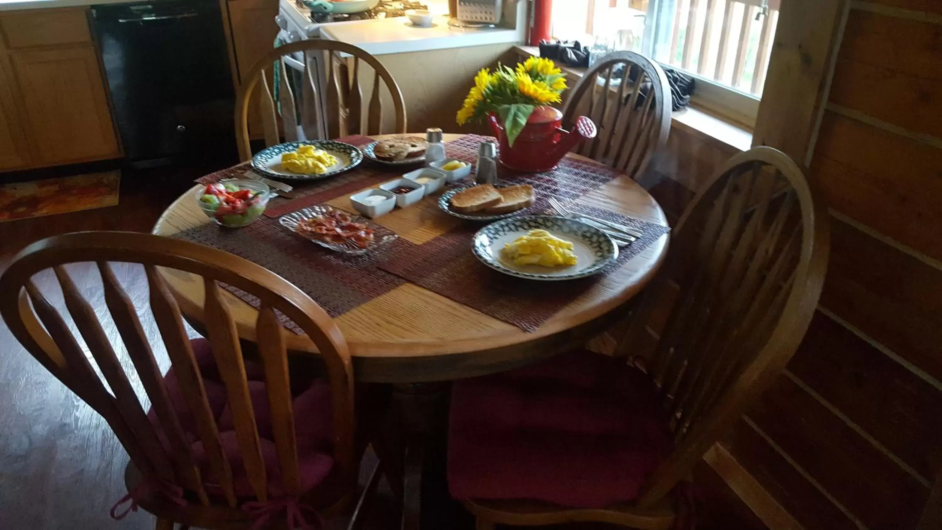 American breakfast, Dining Area in Southern Bluff Bed & Breakfast