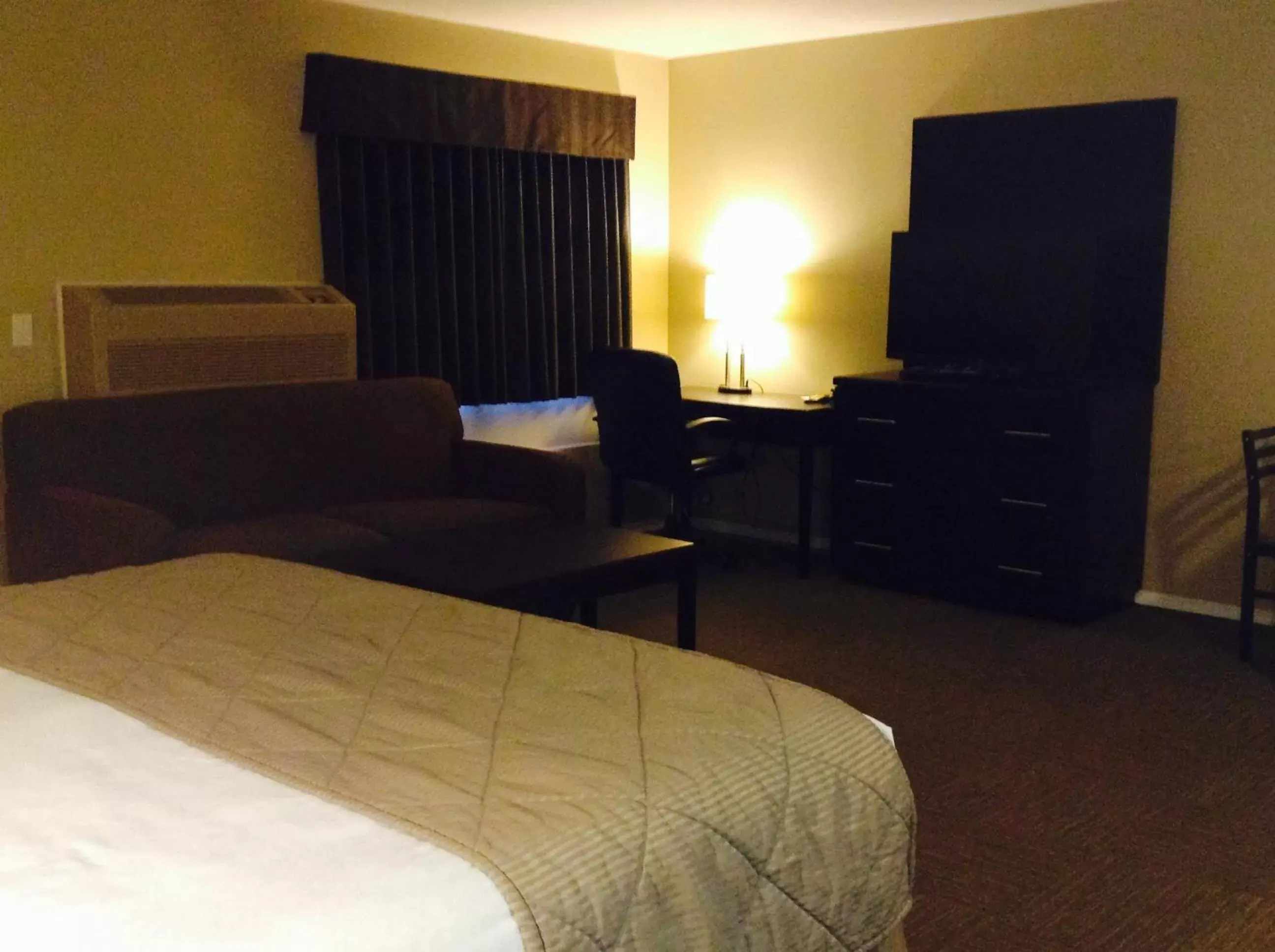 Photo of the whole room, Bed in Super 8 by Wyndham West Kelowna BC