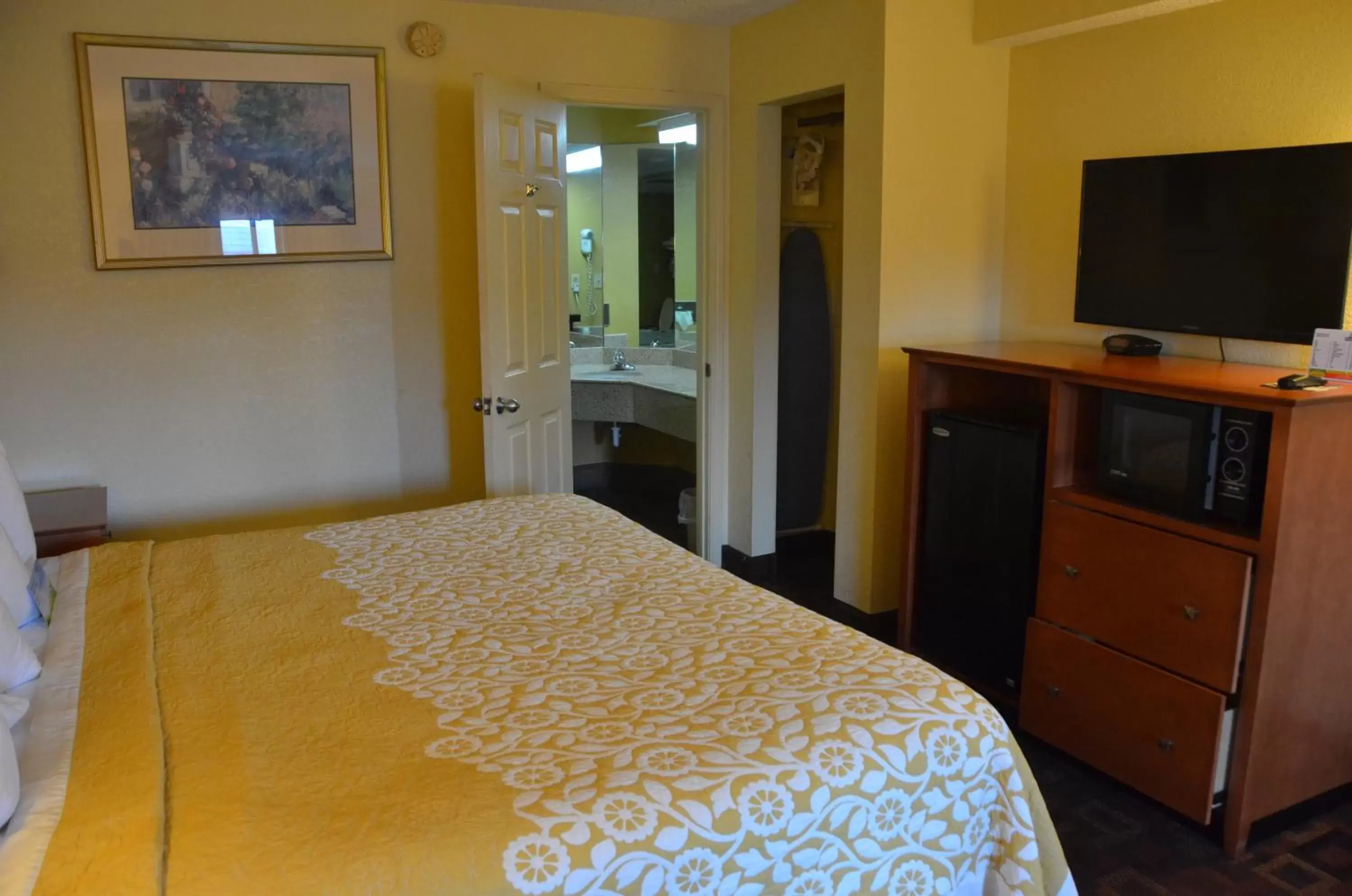 Bedroom, Bed in Days Inn by Wyndham Airport Nashville East