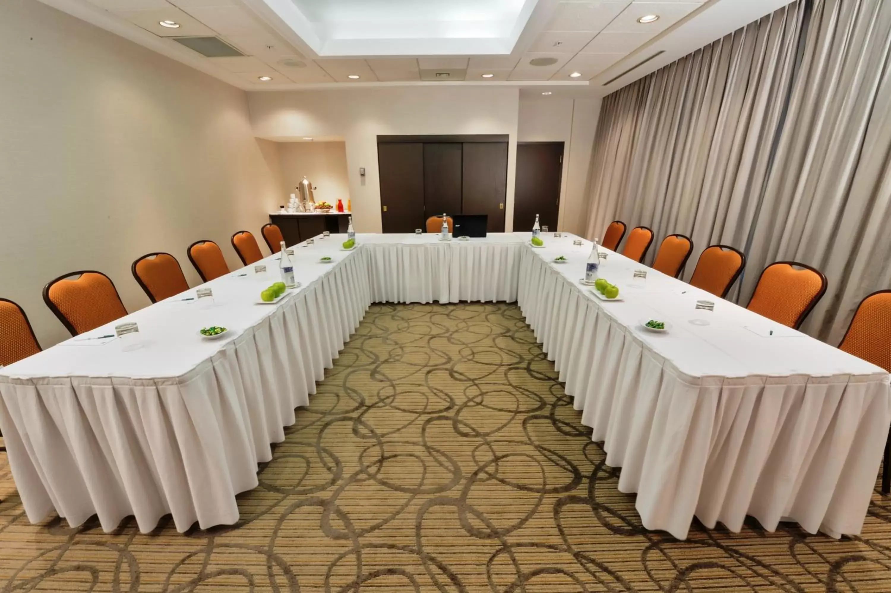 Meeting/conference room in Holiday Inn Montreal Centre Ville Downtown, an IHG Hotel