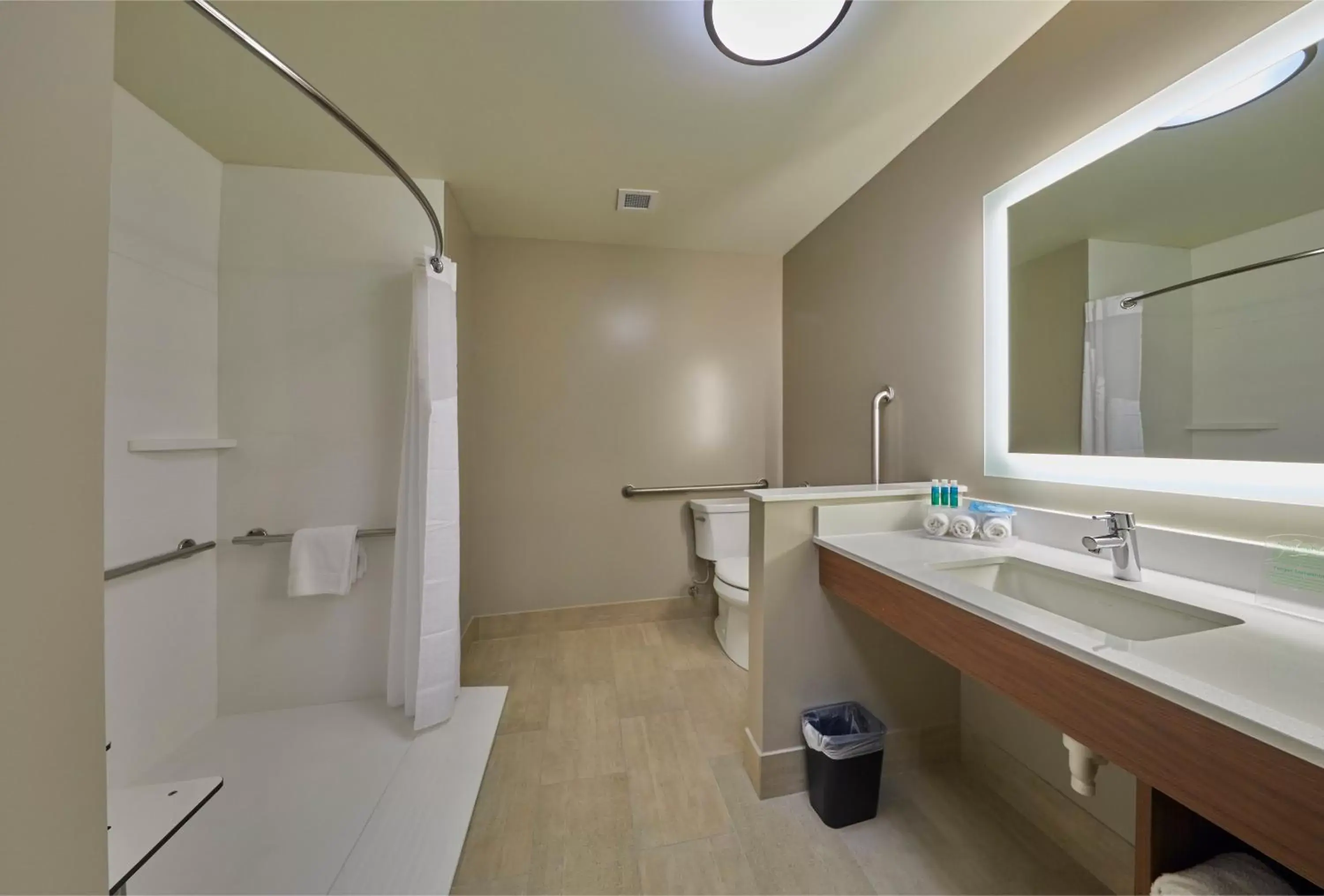 Shower, Bathroom in Holiday Inn Express & Suites - Hermiston Downtown, an IHG Hotel