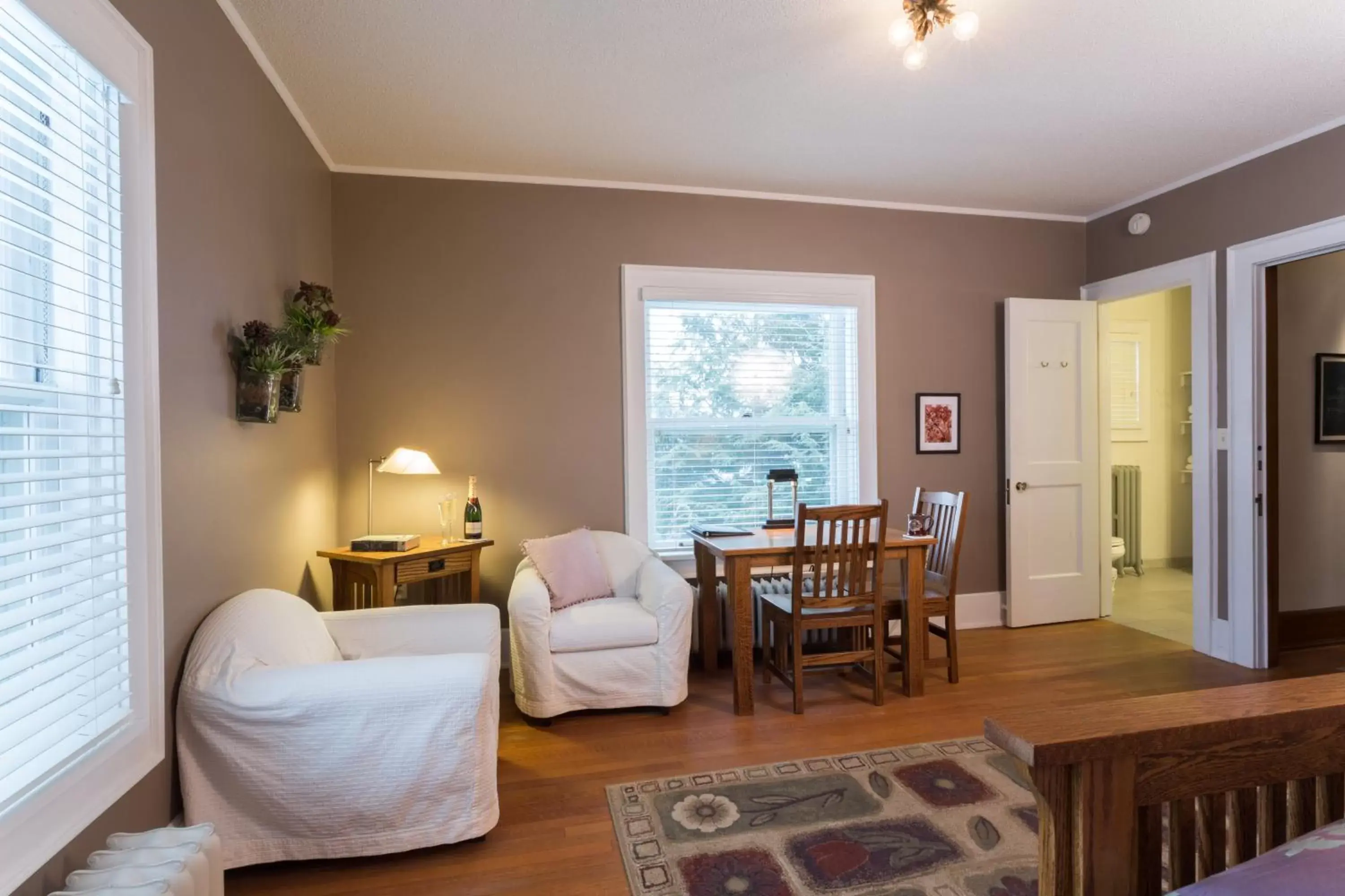 Bedroom, Seating Area in Stewart Inn